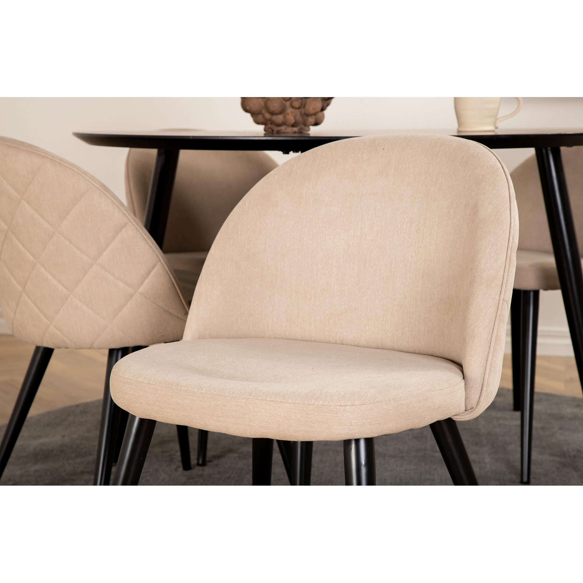 Spisegruppe Venture Home Dipp Ø115 cm med 4 Velvet  Stitches Stoler