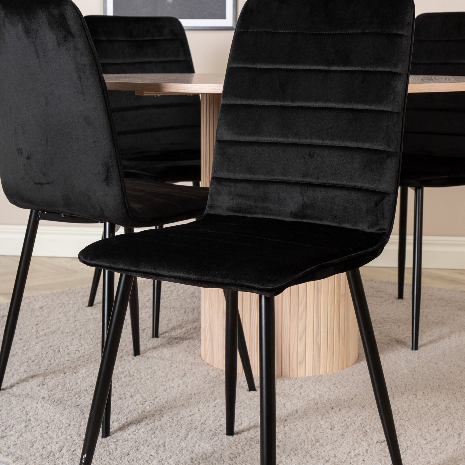 Spisegruppe Venture Home med Bianca Spisebord og 4 Walerina Spisestoler i Fløyel