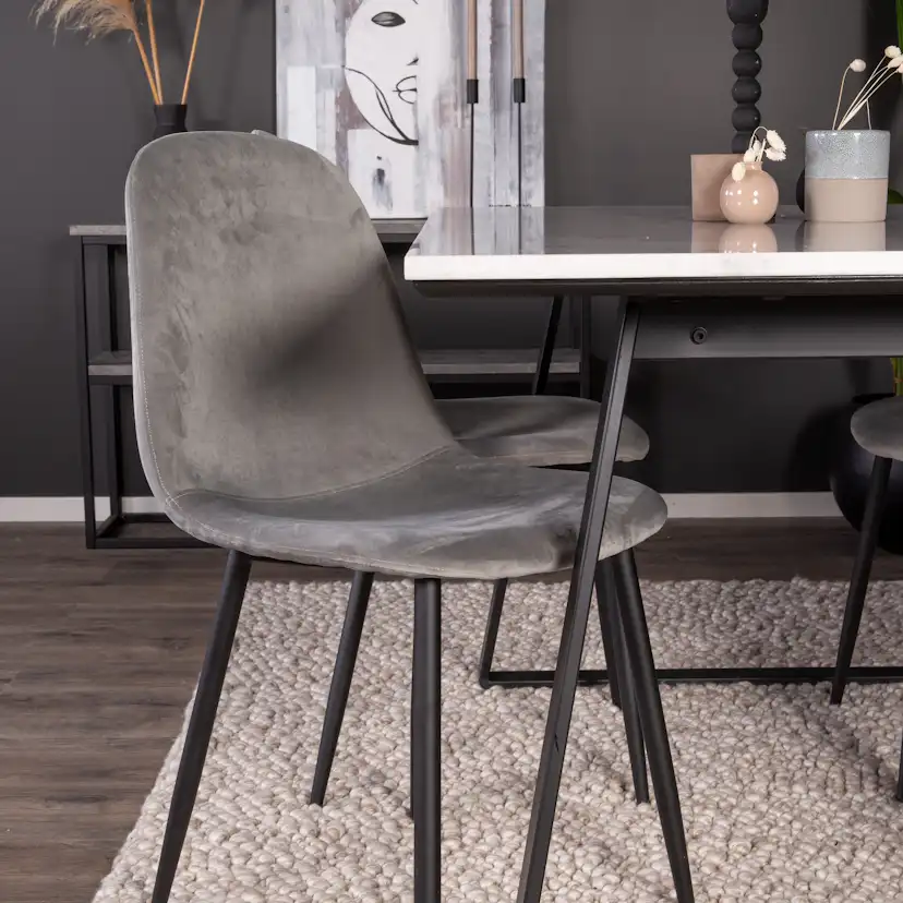 Spisegruppe Venture Home Estelle 140 med 4 Pobbie Stoler Fløyel