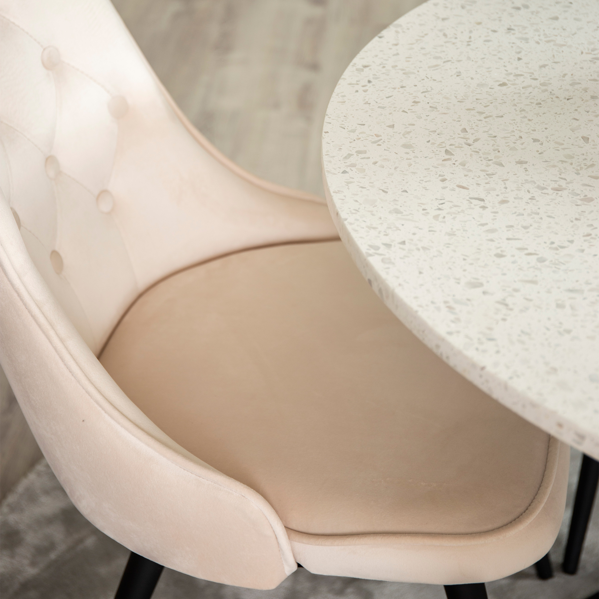 Spisegruppe Venture Home Roxanna HHvitBord med 4 Vera Stoler Fløyel