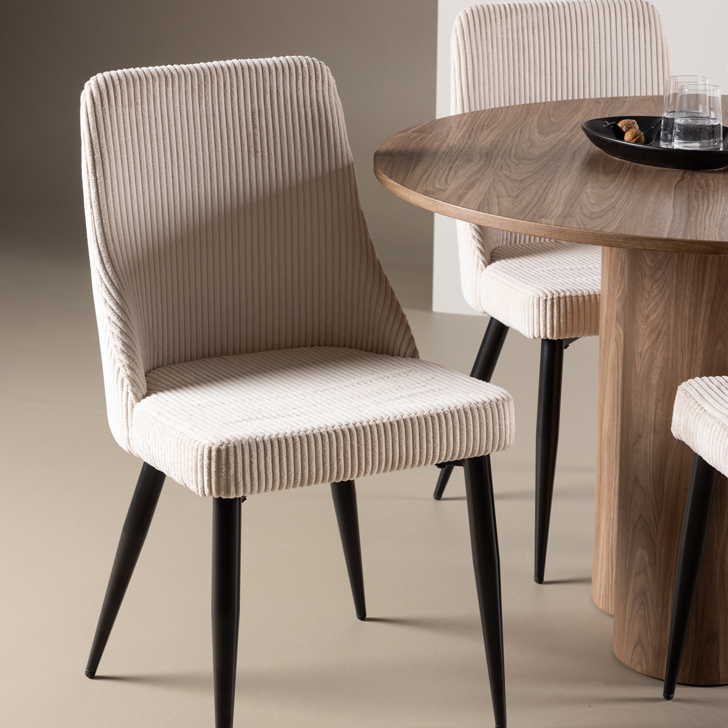 Spisegruppe Venture Home Olivia Ø110 med 4 stk Leone Stoler