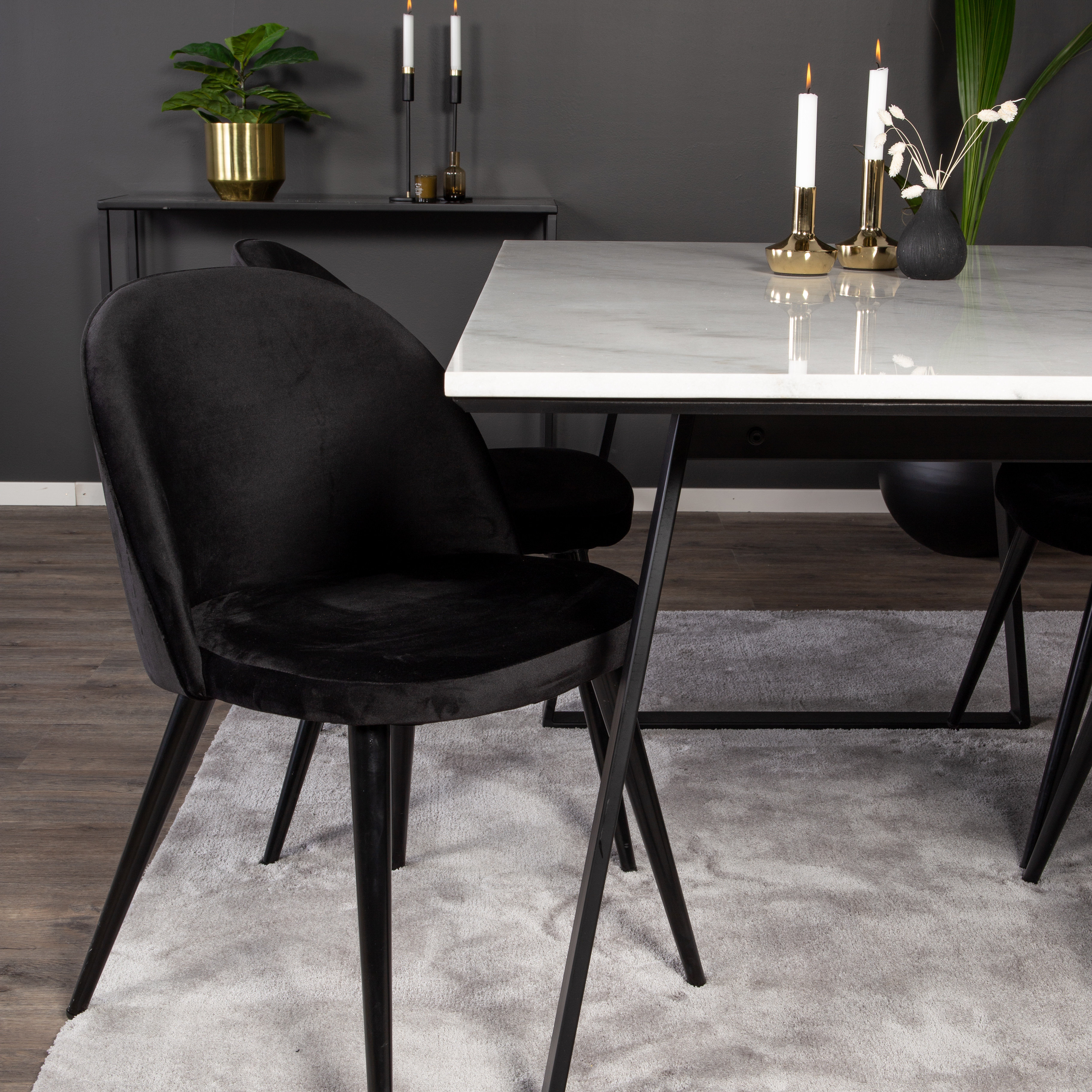 Spisegruppe Venture Home Estelle 140 med 4 Valentina Stoler Fløyel