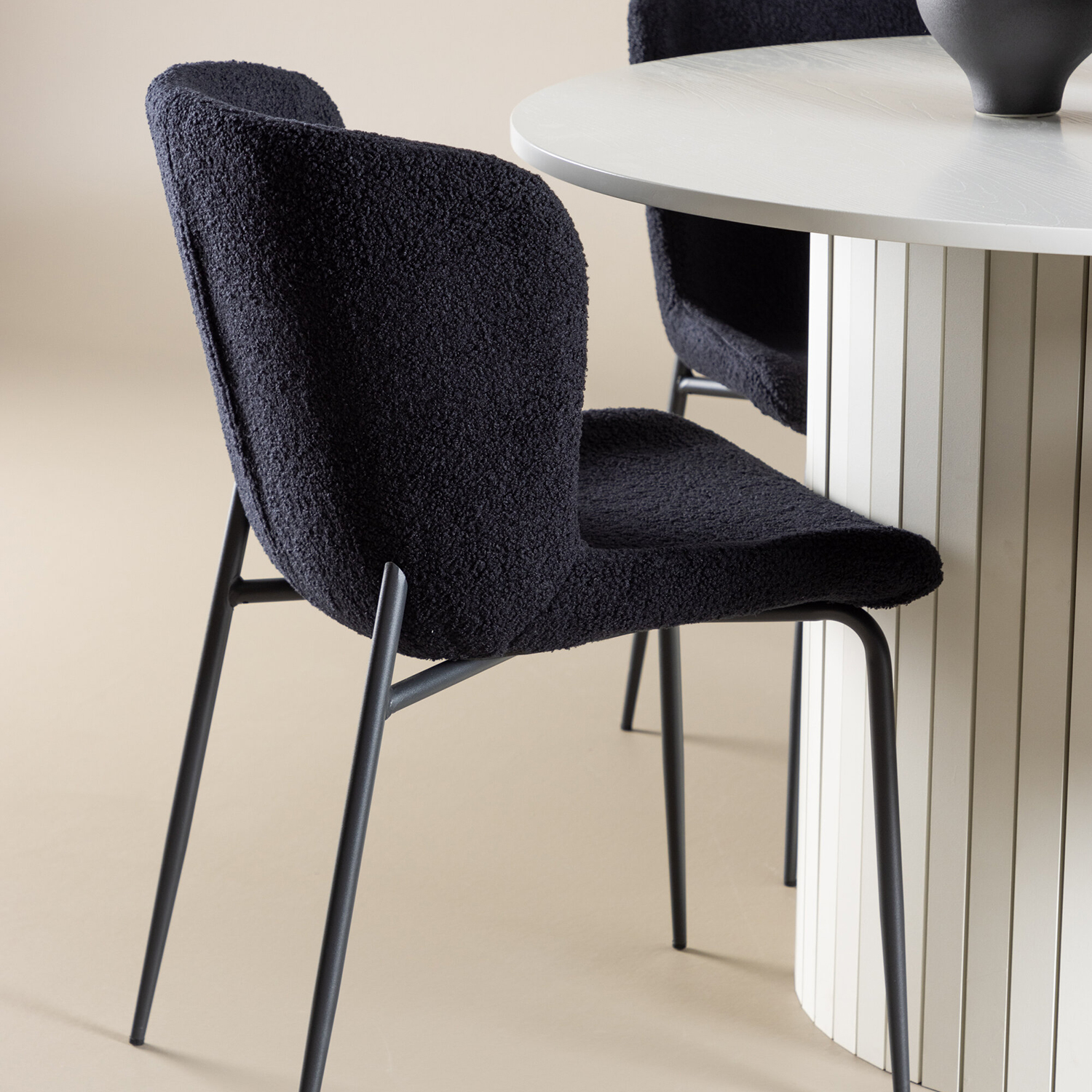 Spisegruppe Venture Home Härön Ø110 med 4 stk Modesto Stoler Hvit/Sort