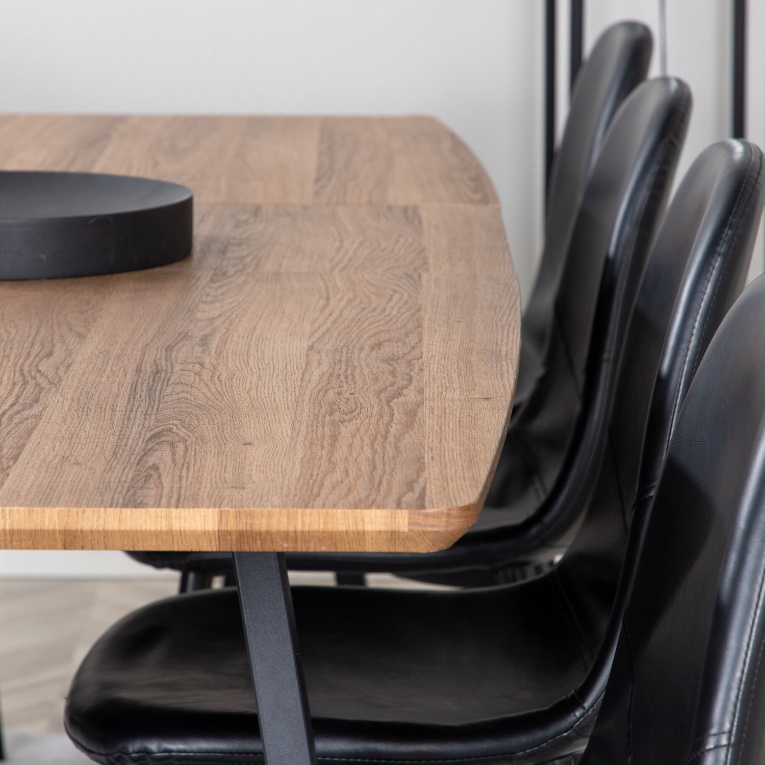 Spisegruppe Venture Home Ina med 8 Pobbie Stoler Sort