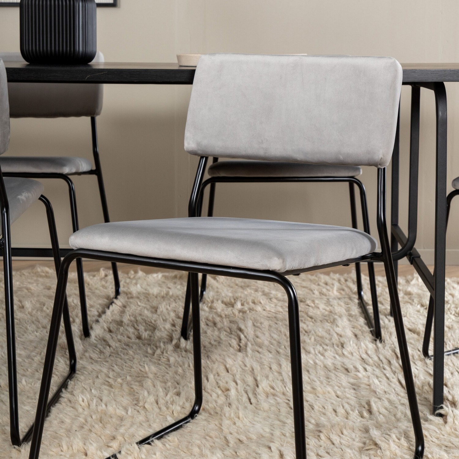 Spisegruppe Venture Home Chicago Spisebord og Kungshamn Spisestol Sort