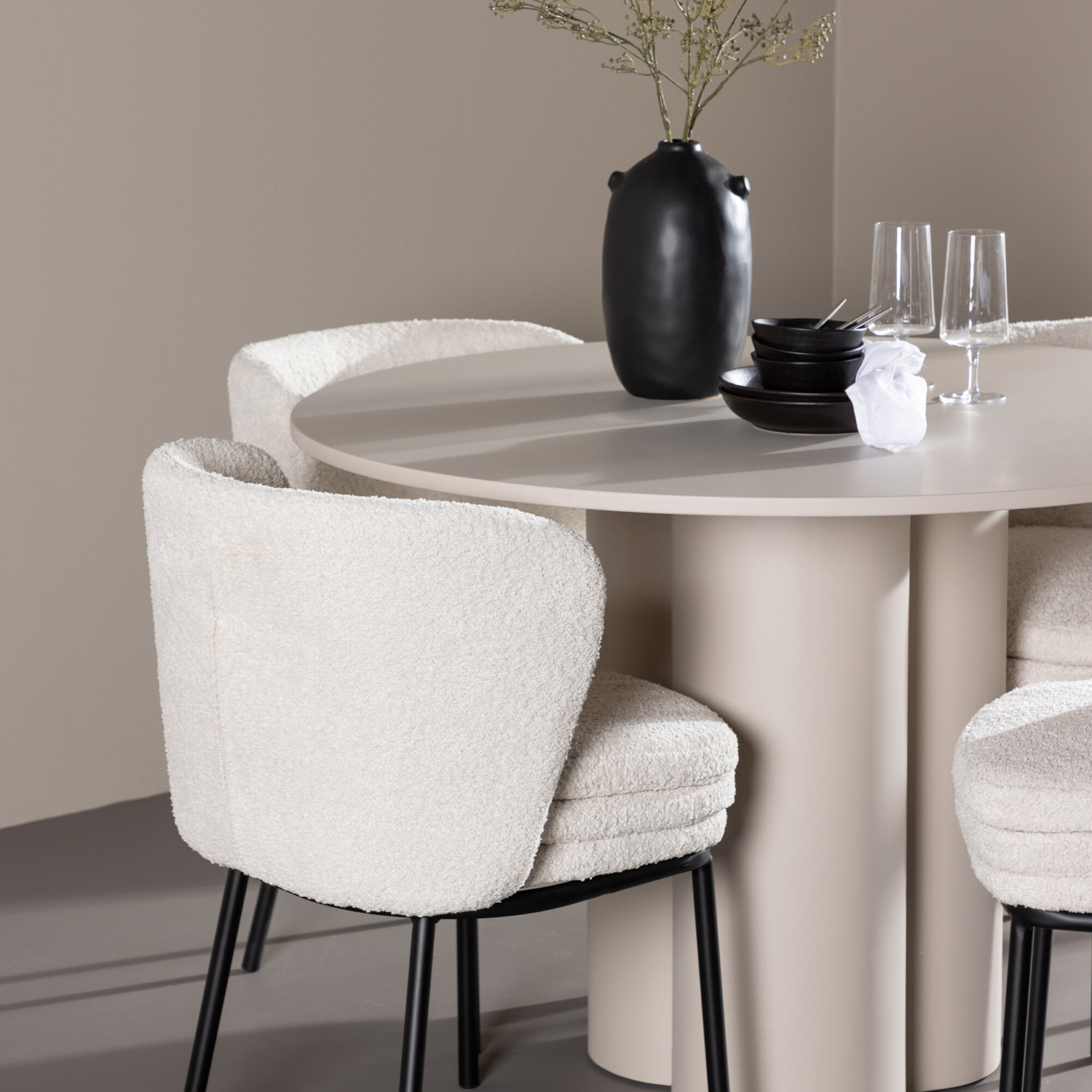 Spisegruppe Venture Home Olivia Ø110 med 4 stk Agnes Stoler