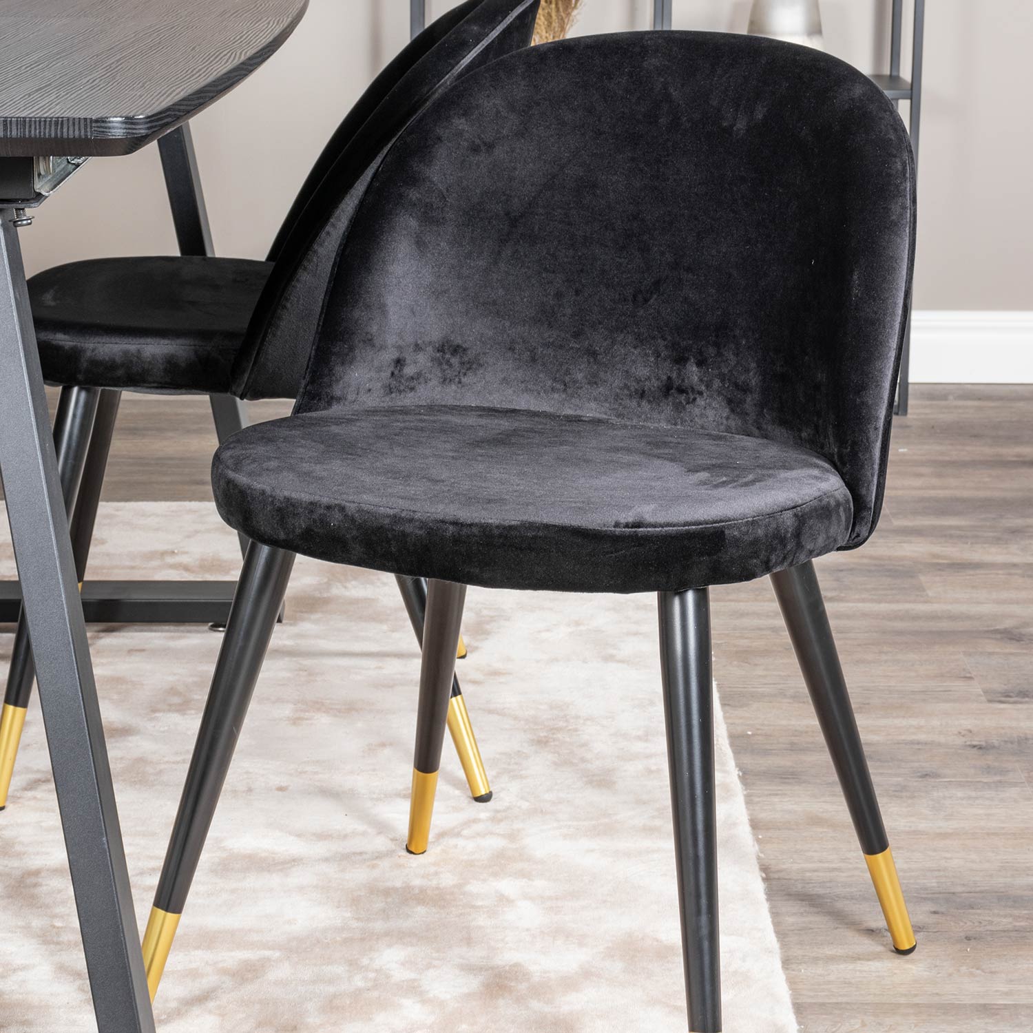 Spisegruppe Venture Home Ina med 4 Valentina Stoler Fløyel