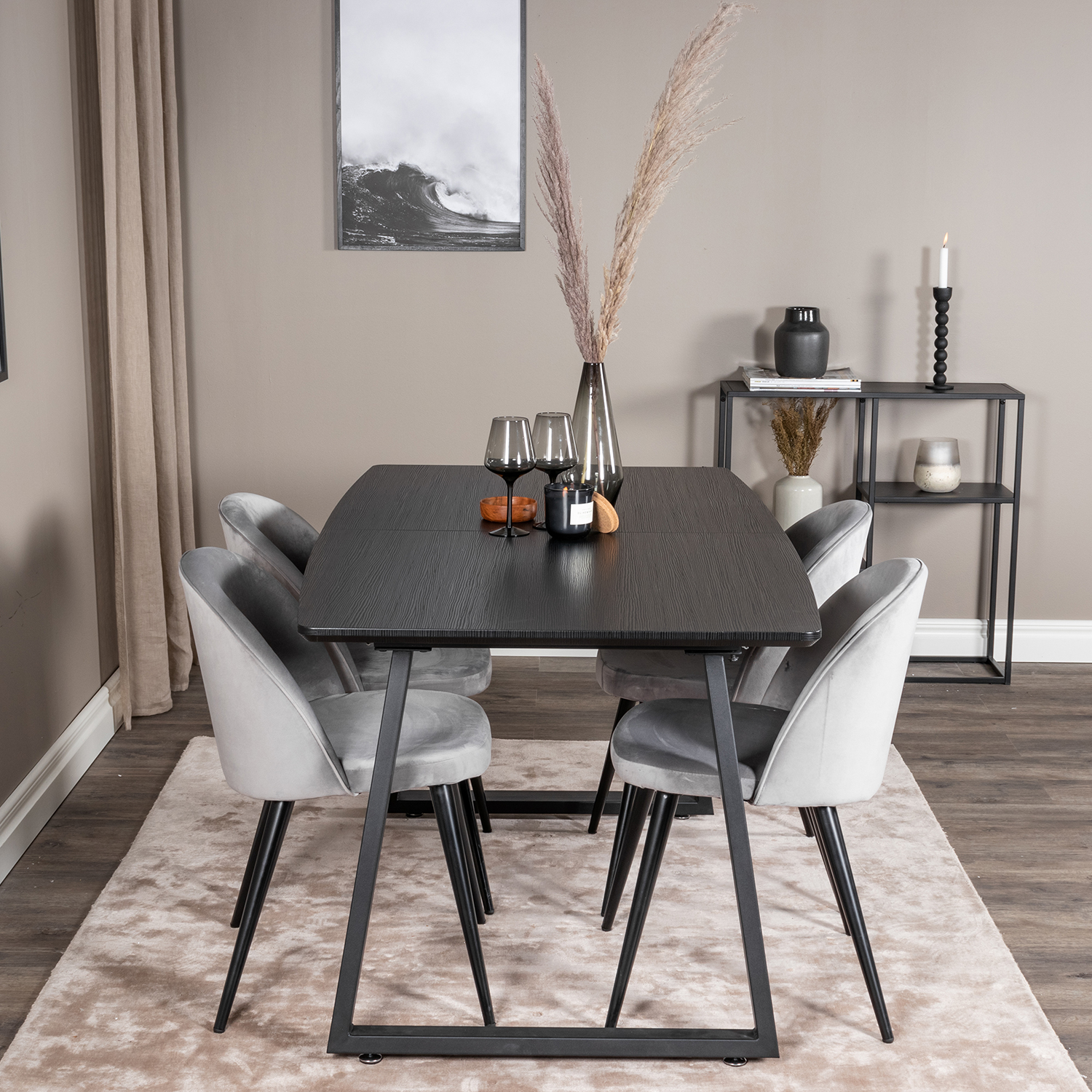 Spisegruppe Venture Home Ina med 4 Valentina Stoler Fløyel