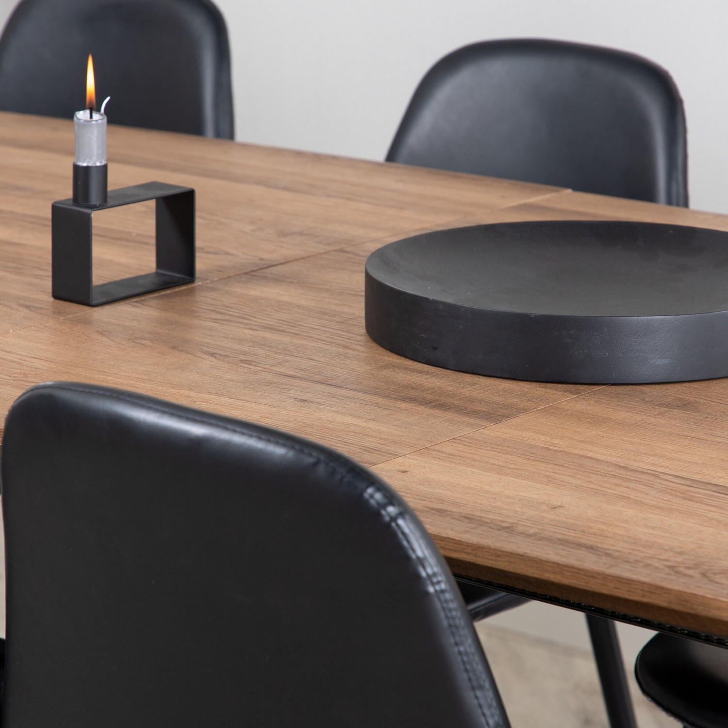 Spisegruppe Venture Home Ina med 8 Pobbie Stoler Sort