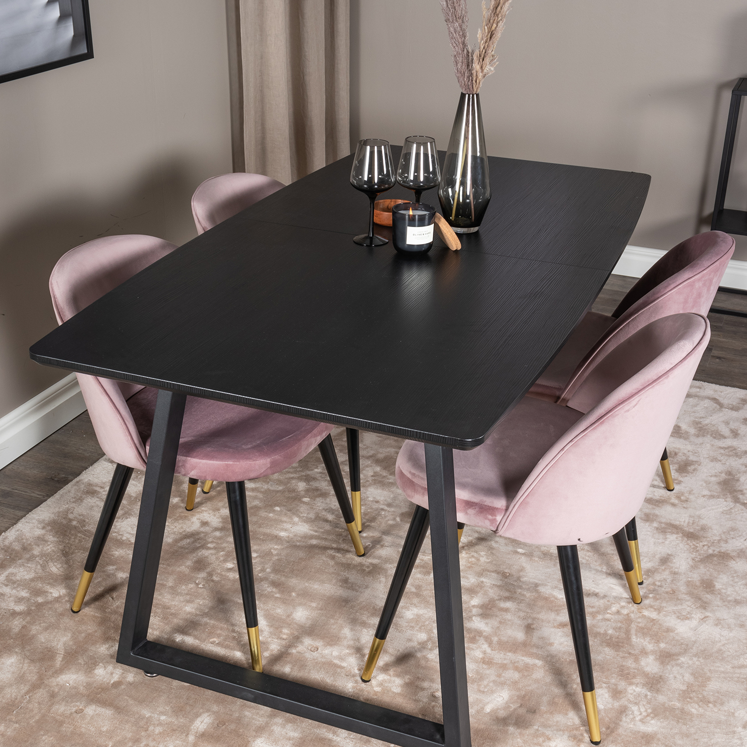 Spisegruppe Venture Home Ina med 4 Valentina Stoler Fløyel