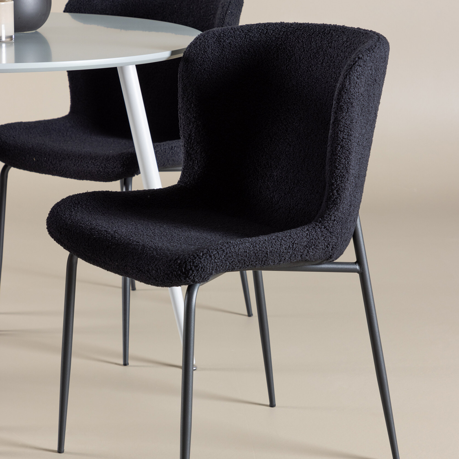 Spisegruppe Venture Home Plaza Ø100 med 4 stk Modesto Stoler