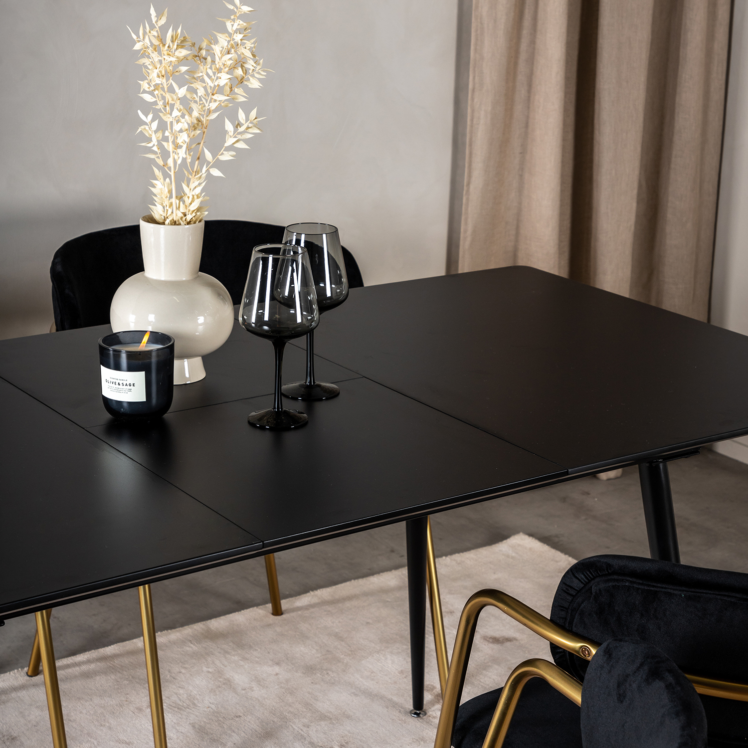 Spisegruppe Venture Home Silvia med Innleggsplate og 4 Aris Karmstoler