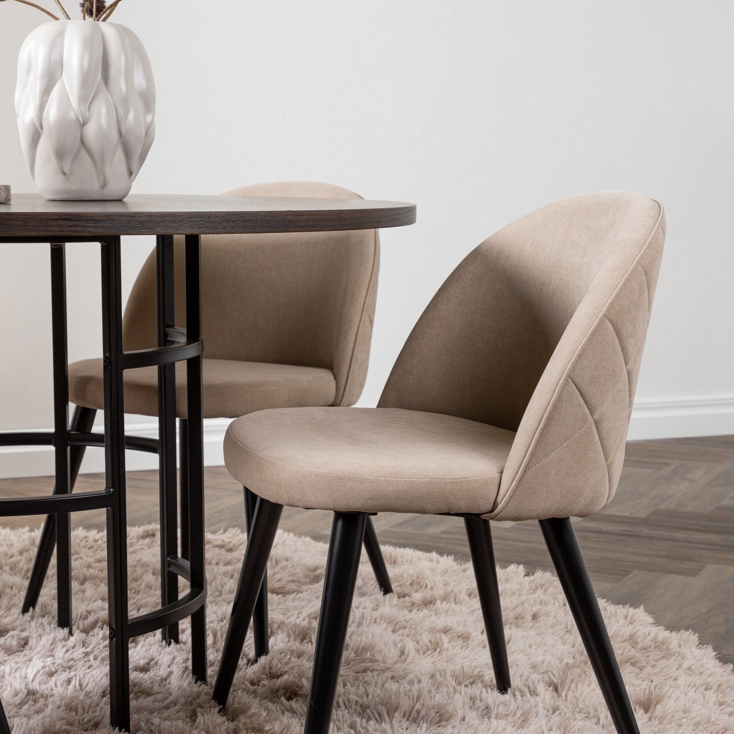 Spisegruppe Venture Home Copenhagen med 4 Velvet Stitches Stoler