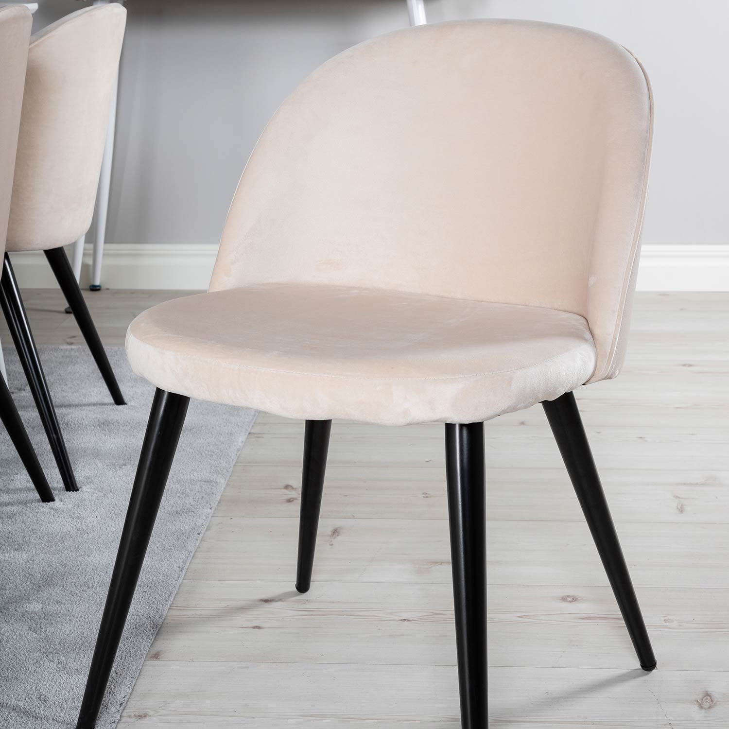 Spisegruppe Venture Home Pobbie med 6 Valentina Stoler Fløyel