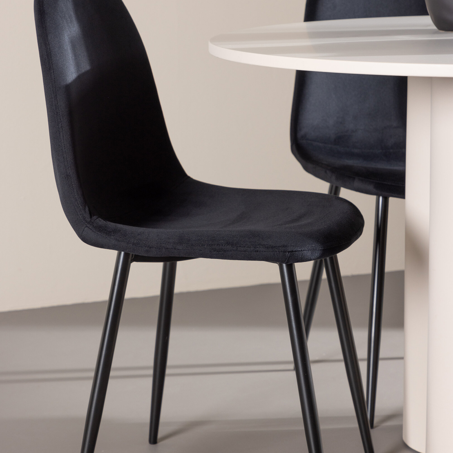 Spisegruppe Venture Home Olivia Ø110 med 4 stk Polar Stoler Fløyel