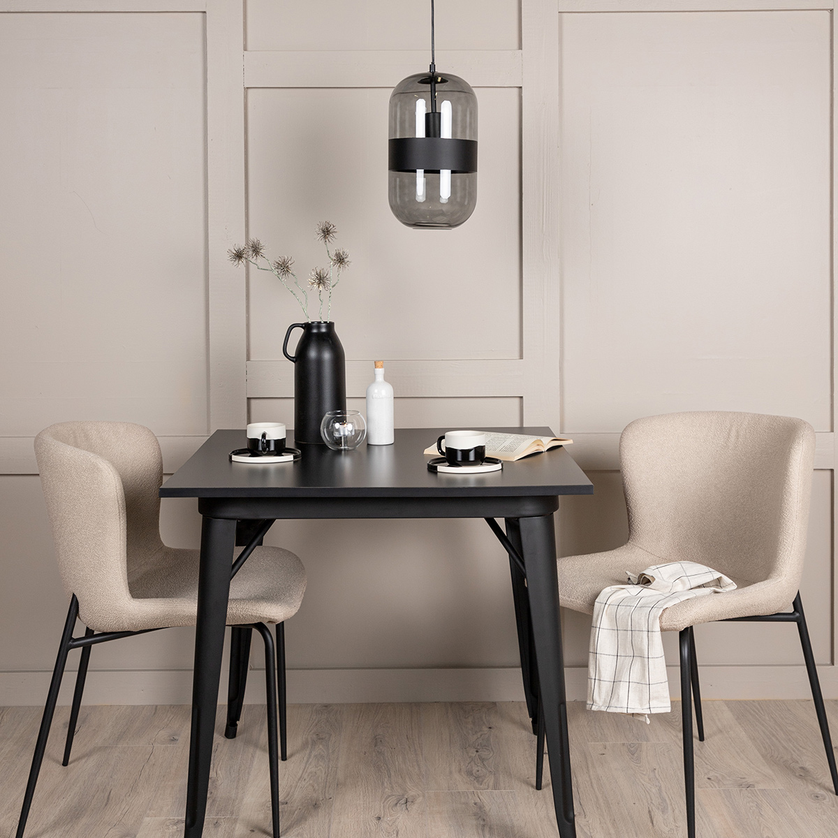 Spisegruppe Venture Home Tempe med 2 Modesto Stoler
