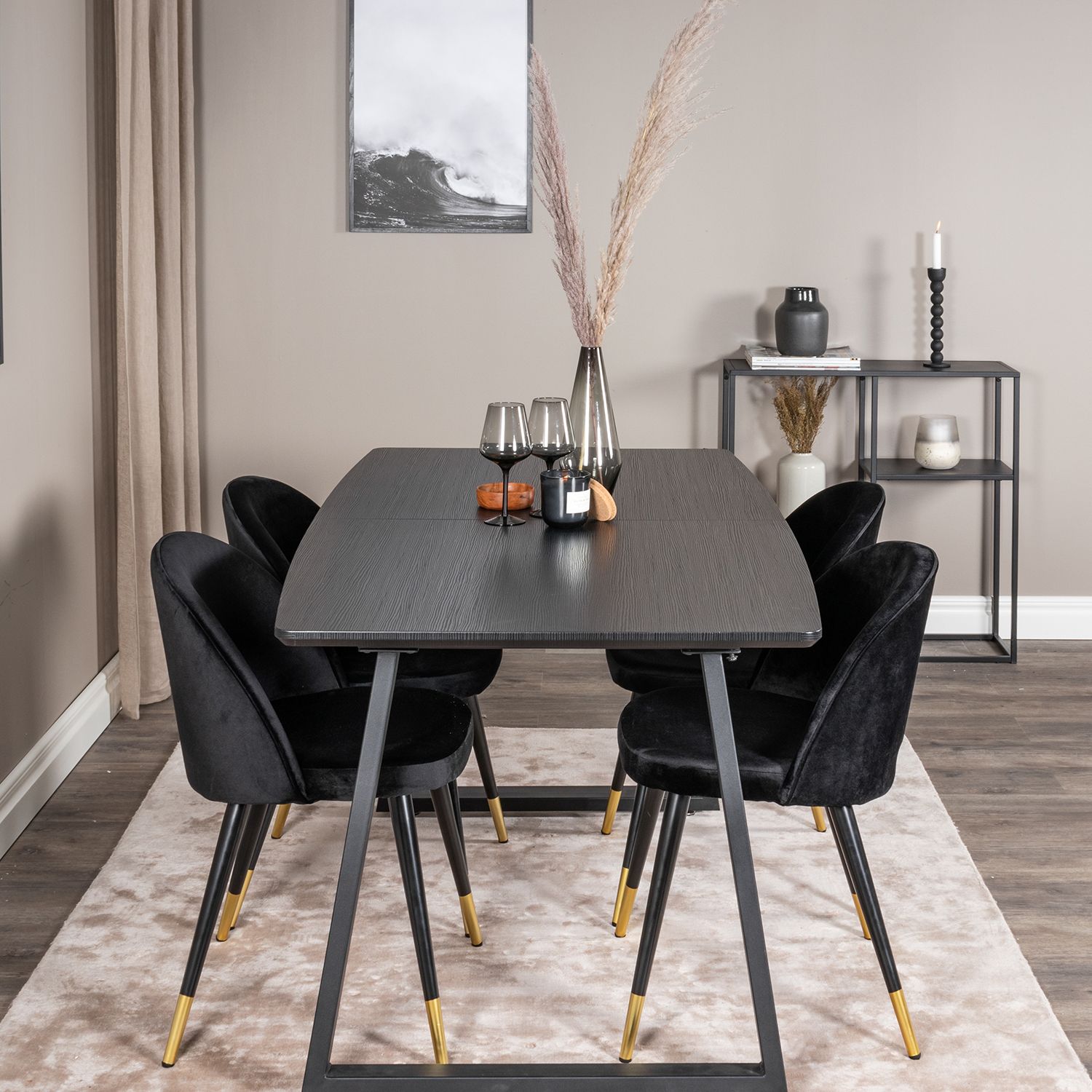 Spisegruppe Venture Home Ina med 4 Valentina Stoler Fløyel