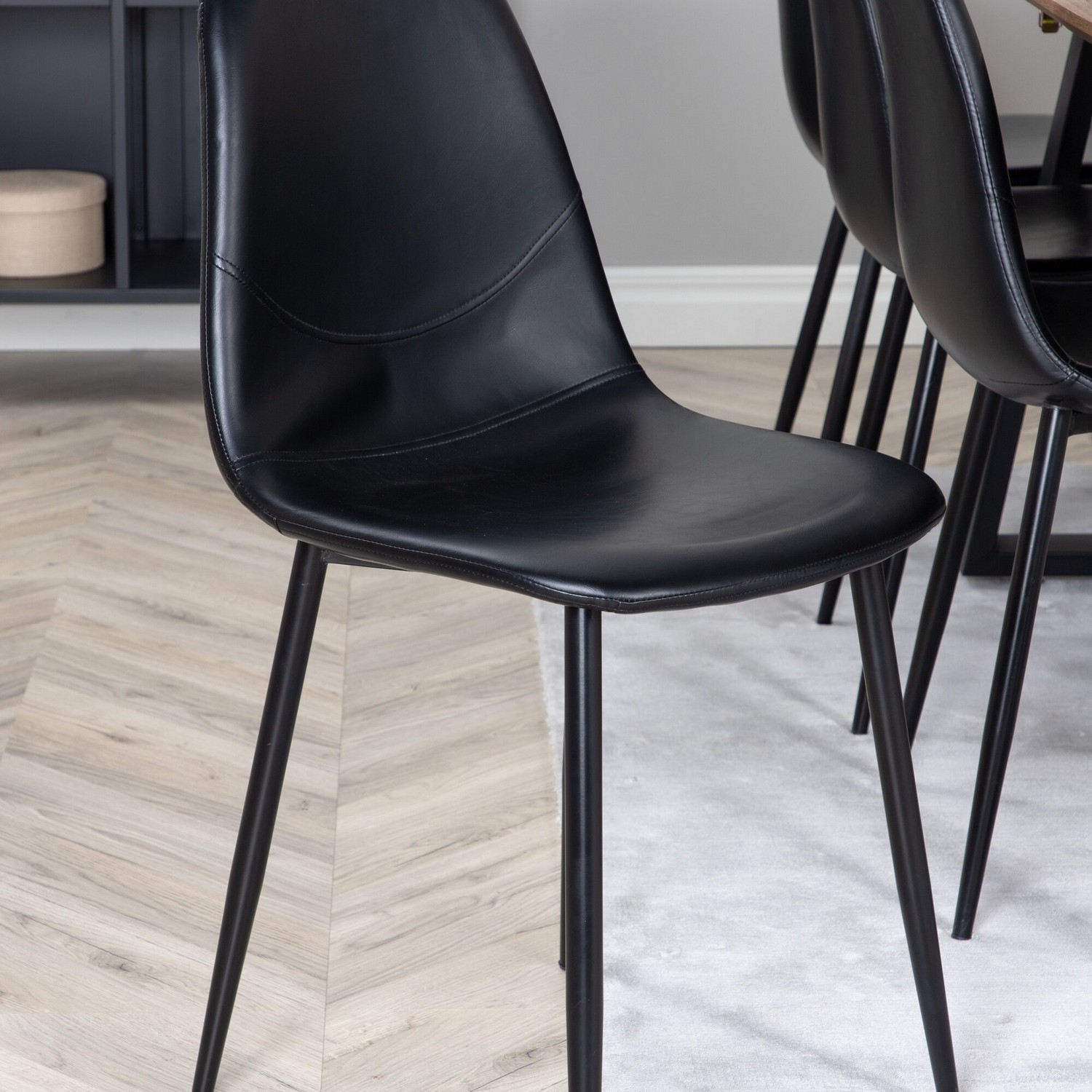 Spisegruppe Venture Home Ina med 8 Pobbie Stoler Sort