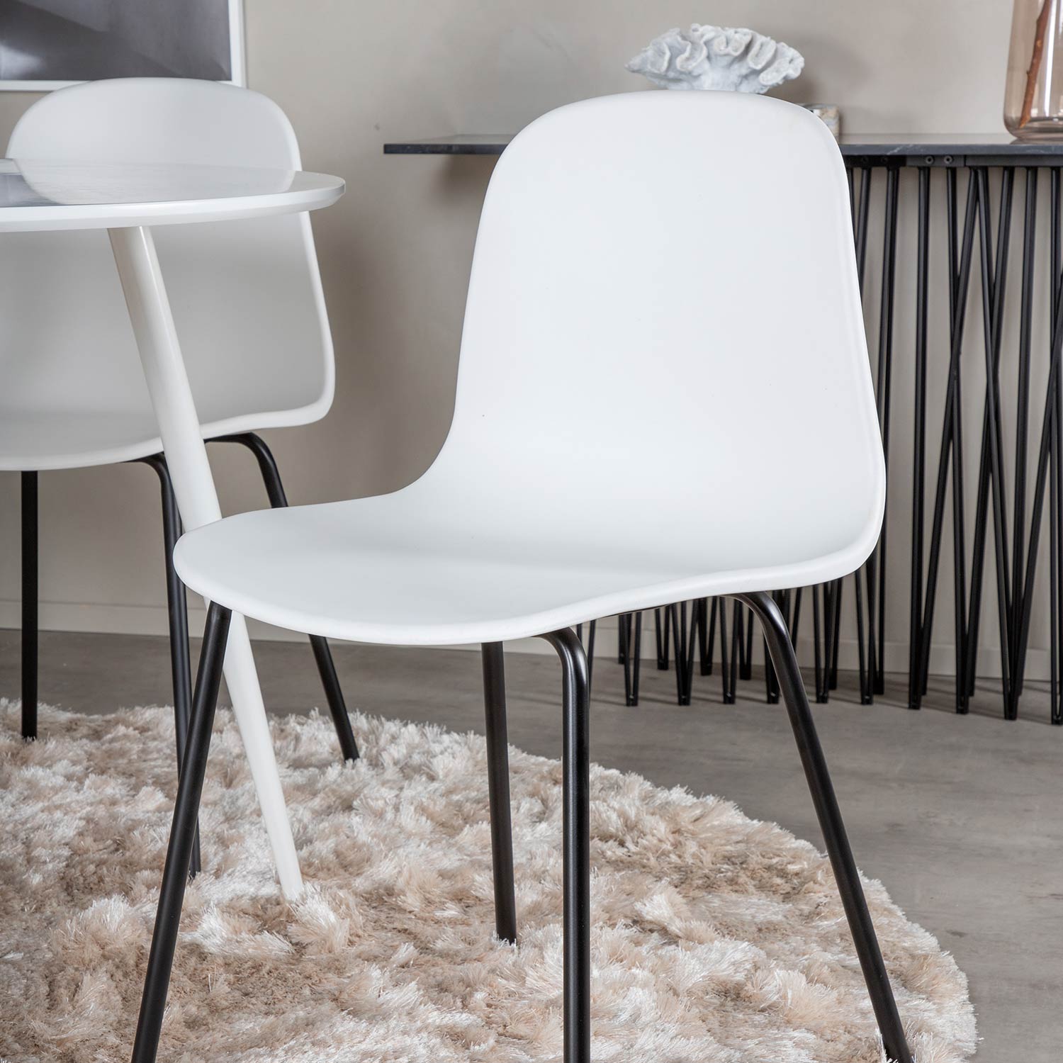 Plaza Round Table - White top /Arctic Chair -White Plastic_4 Hvit/Sort