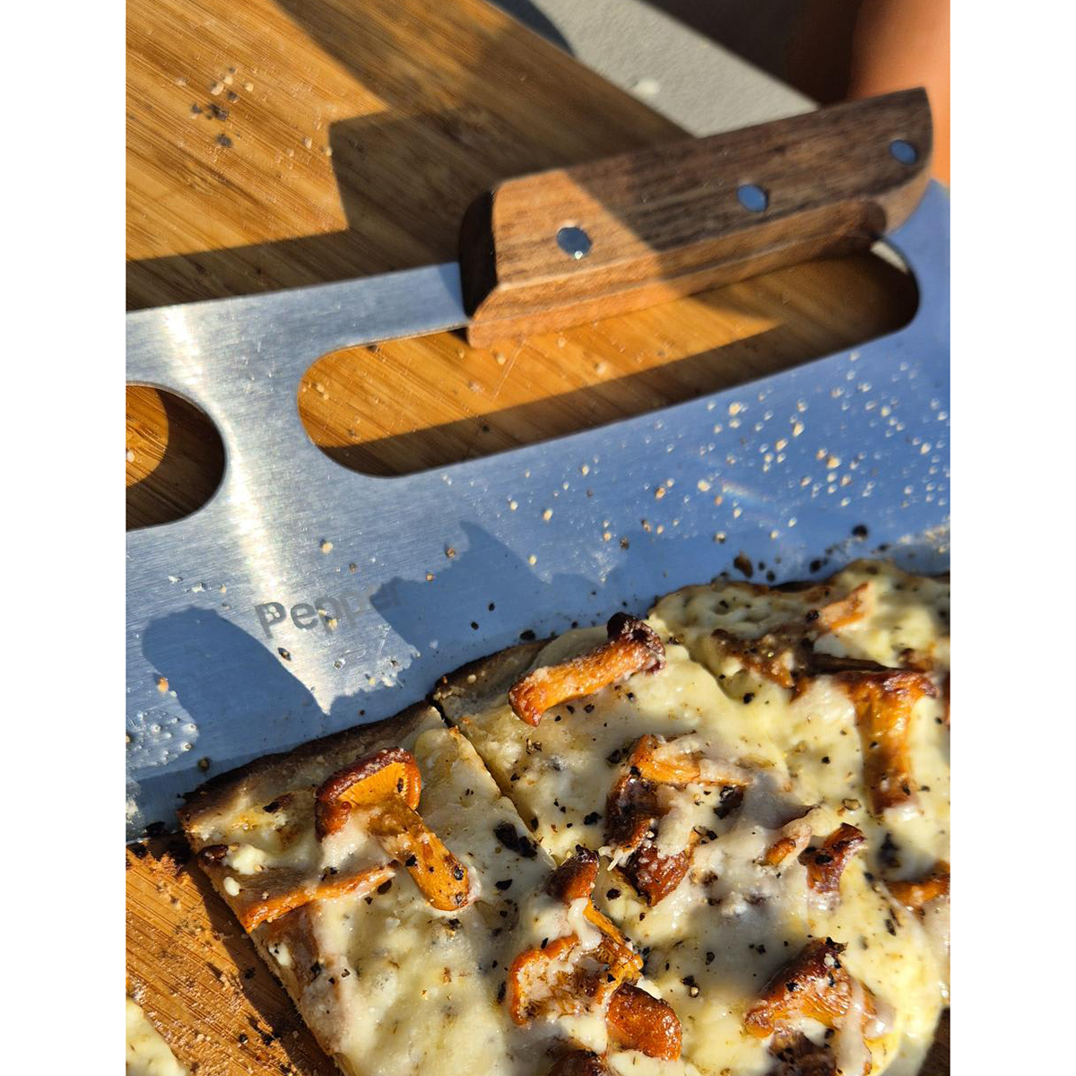 Pizzaslicer Pepper Mezzaluna Style med Trehåndtak 35 cm