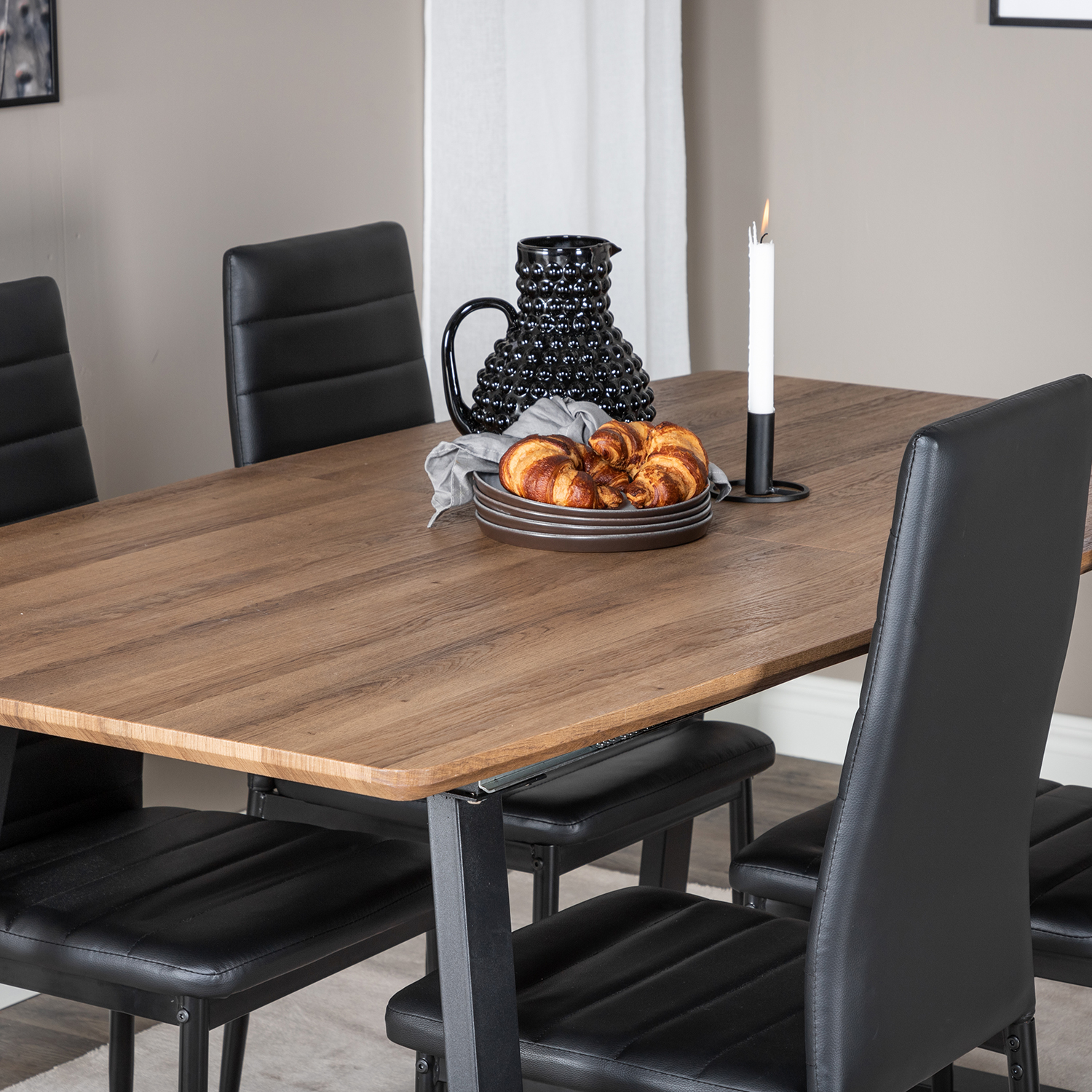 Spisegruppe Venture Home Ina med 4 Sly Stoler Kunstlær
