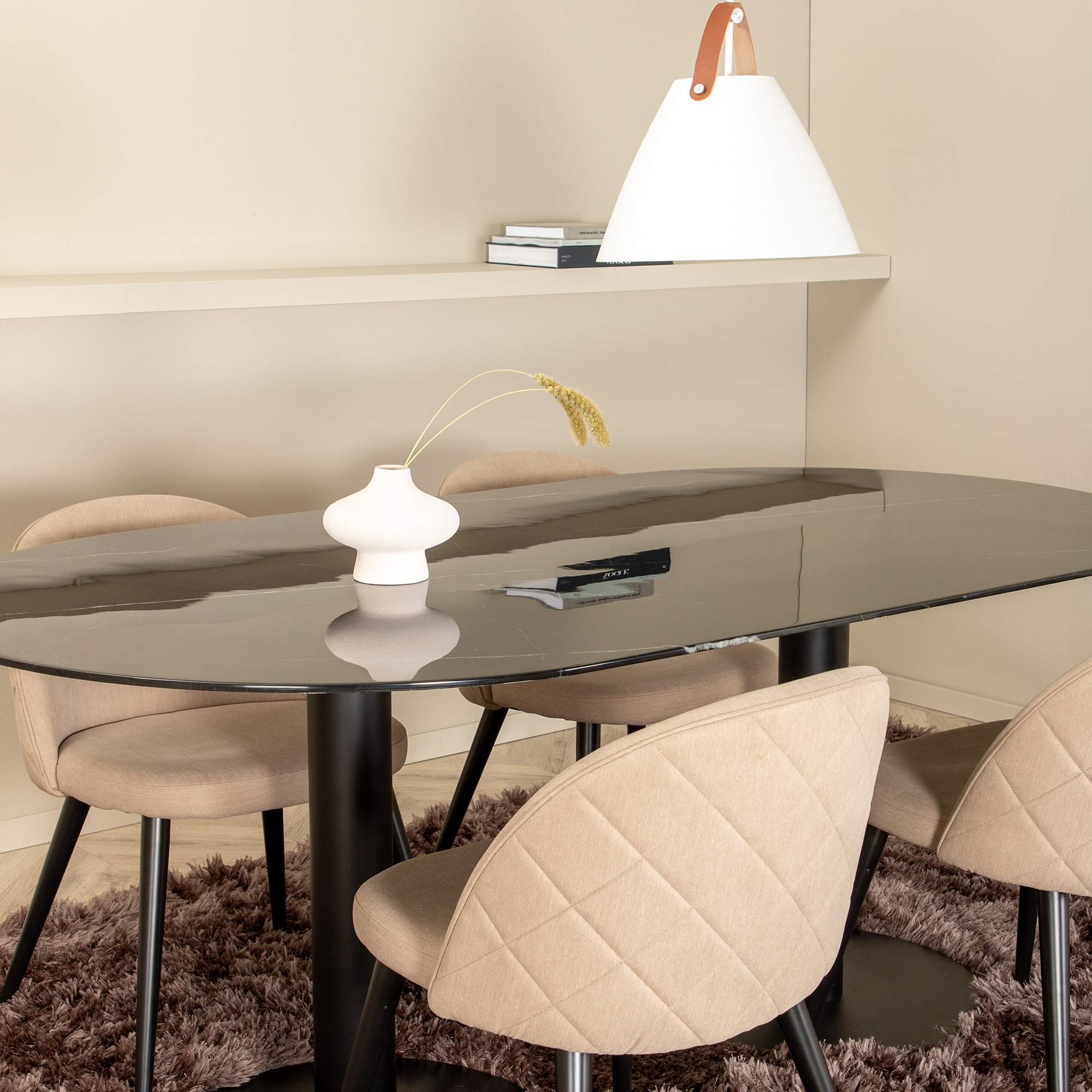 Spisegruppe Venture Home Oslo med 4 Valentina Stitcthes Stoler
