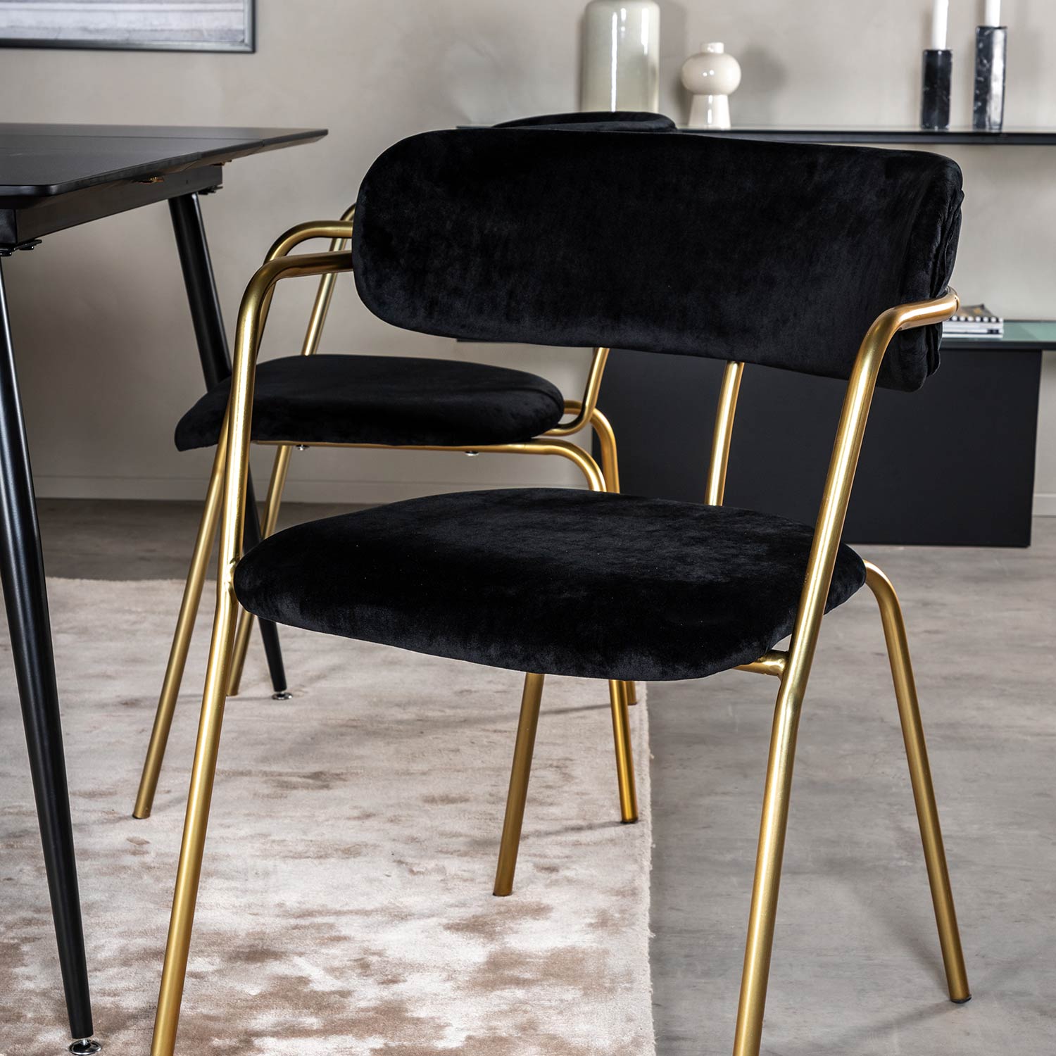 Spisegruppe Venture Home Silvia med Innleggsplate og 4 Aris Karmstoler