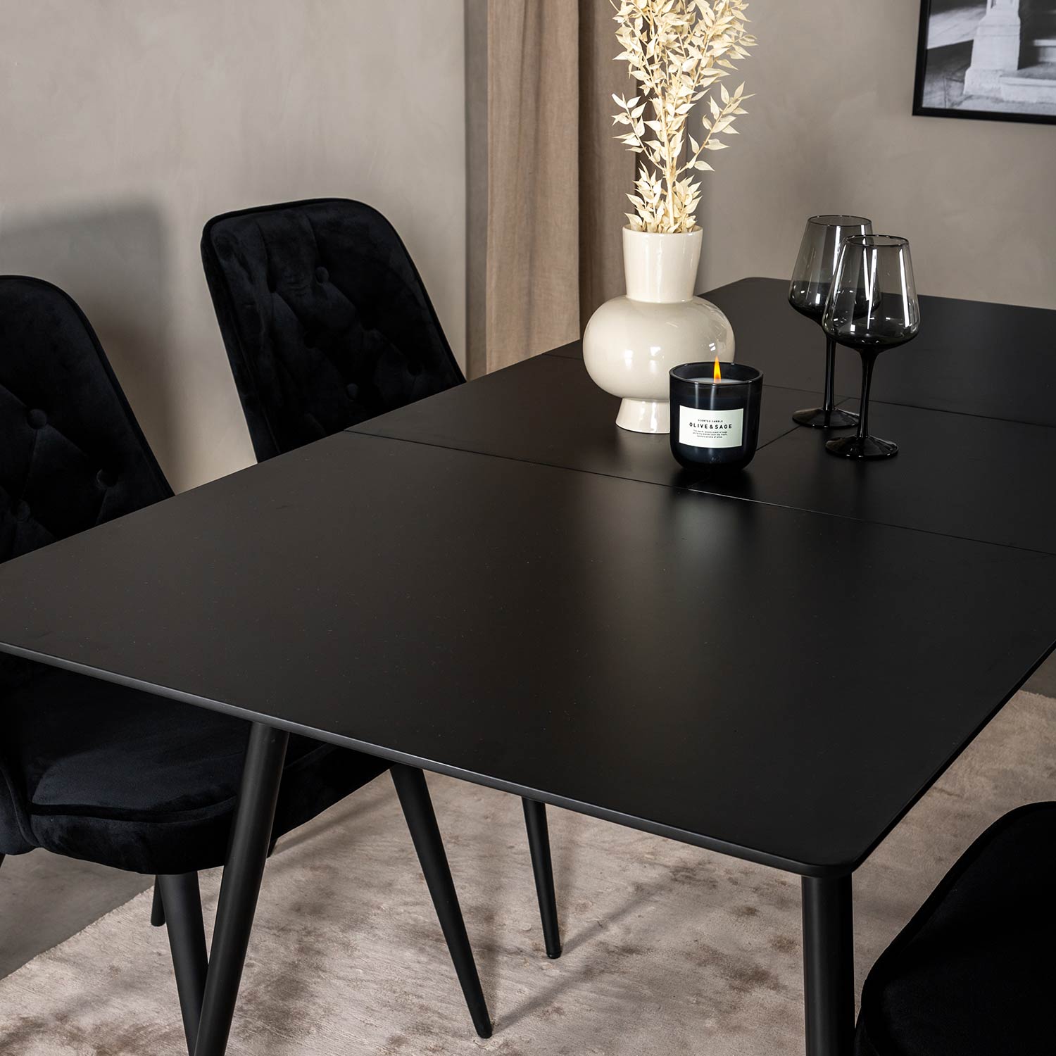 Spisegruppe Venture Home Silvia med Innleggsplate og 4 Vera Stoler Fløyel