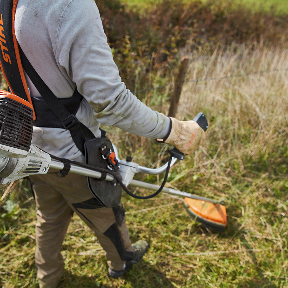 Ryddesag STIHL FS 131 inkl Sele og Tre Skjæreutstyr