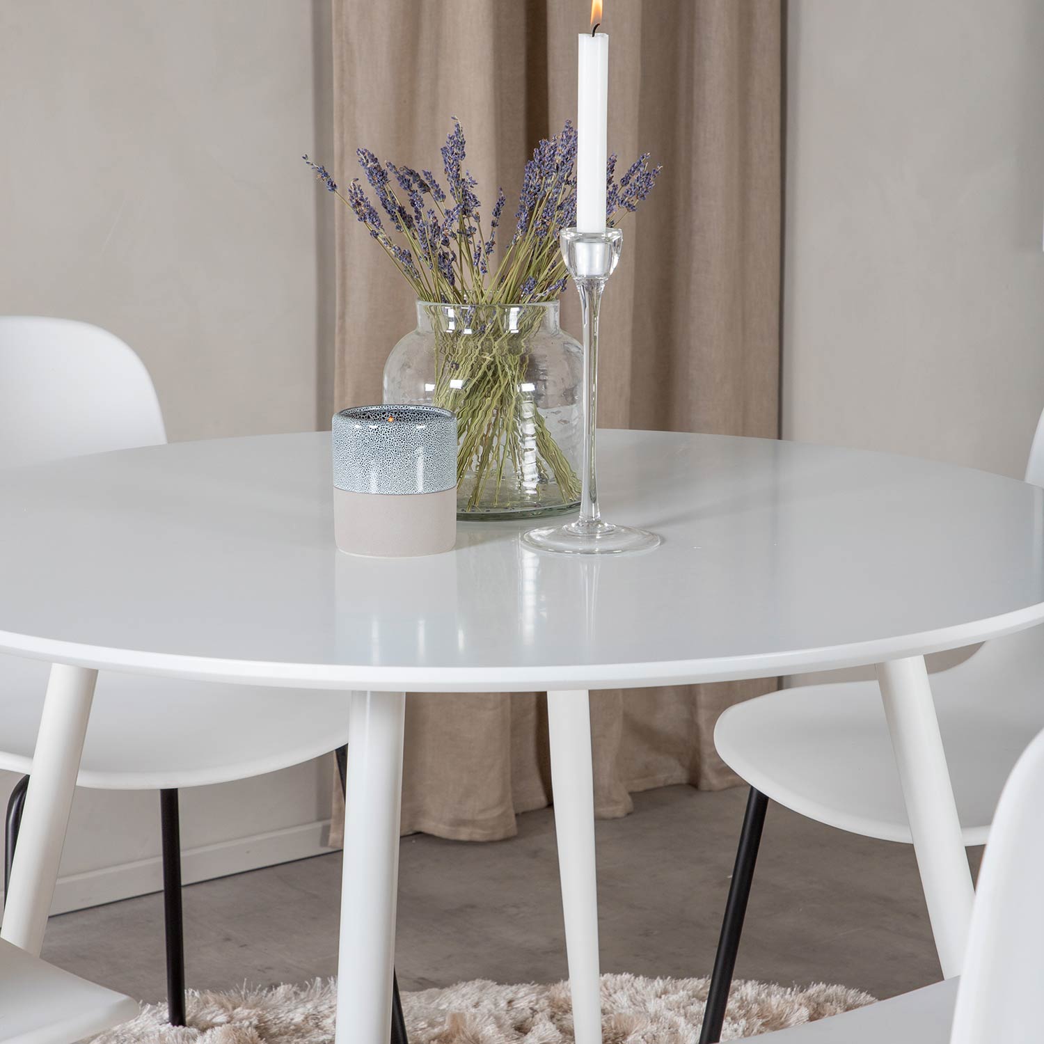 Plaza Round Table - White top /Arctic Chair -White Plastic_4 Hvit/Sort