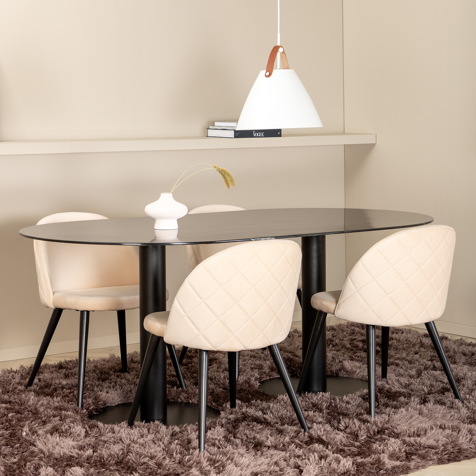 Spisegruppe Venture Home Oslo med 4 Valentina Stitcthes Stoler Fløyel