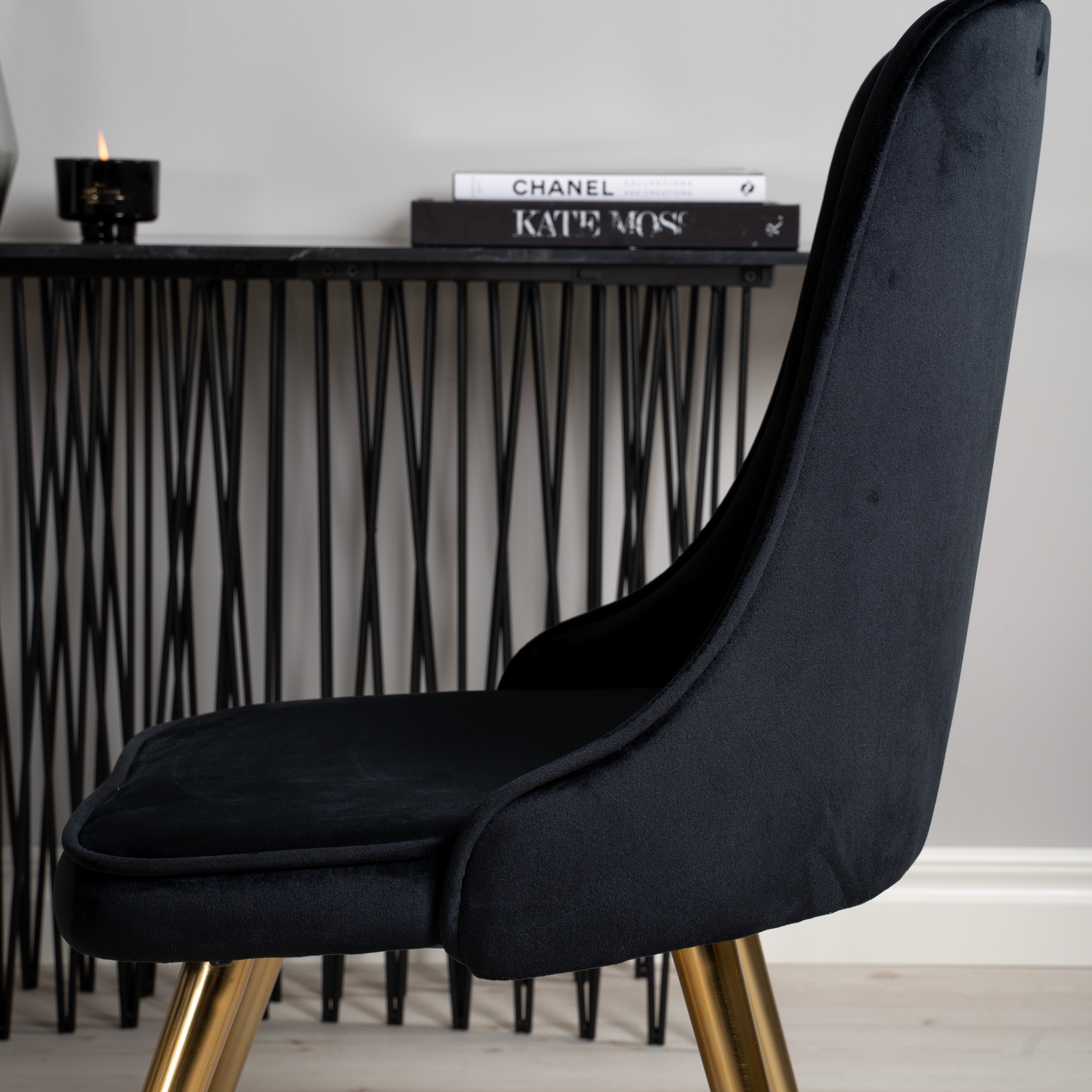 Spisegruppe Venture Home Dipp Ø115 cm med 4 Velvet Deluxe Stoler