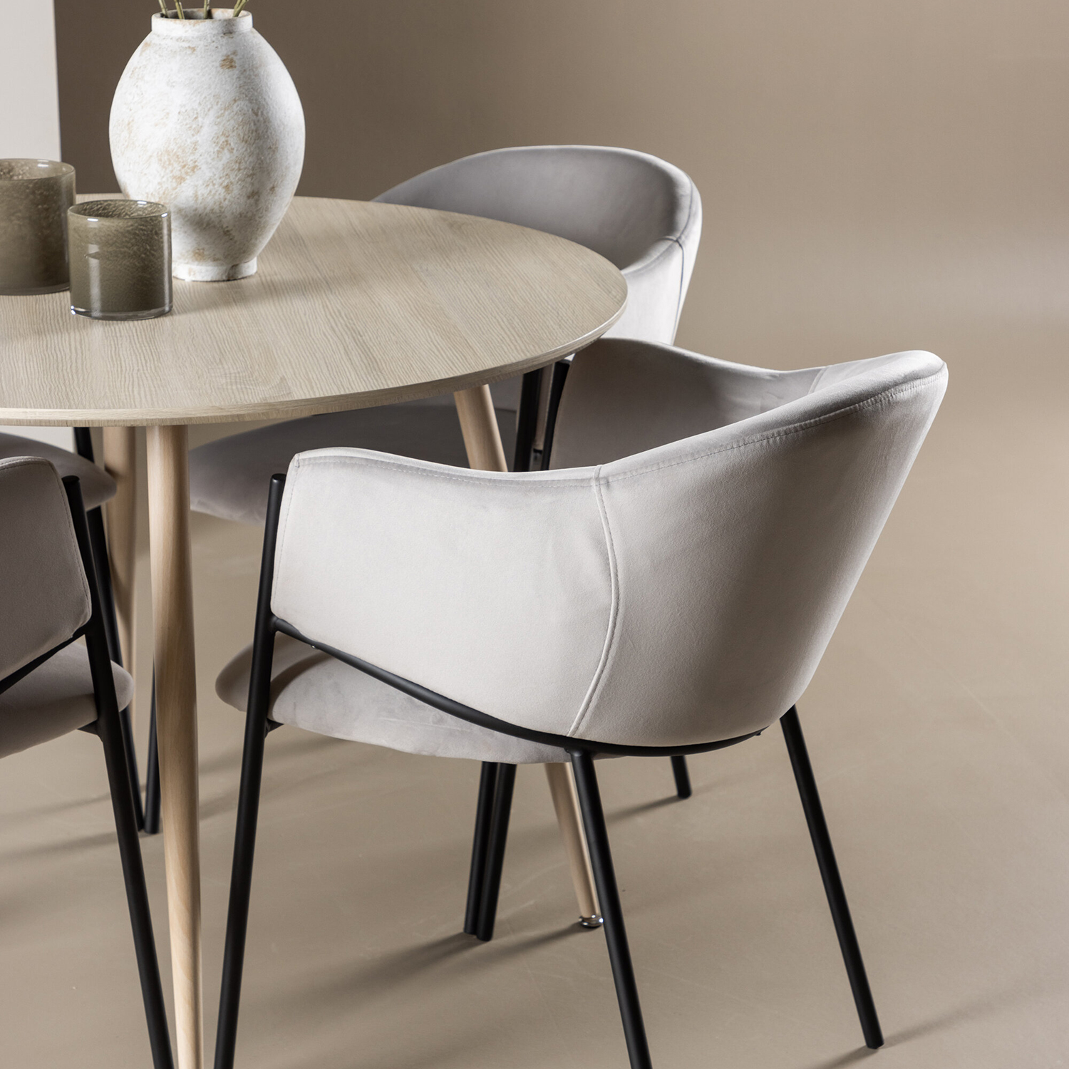 Spisegruppe Venture Home Plaza Ø100 med 4 stk Evelina Stoler
