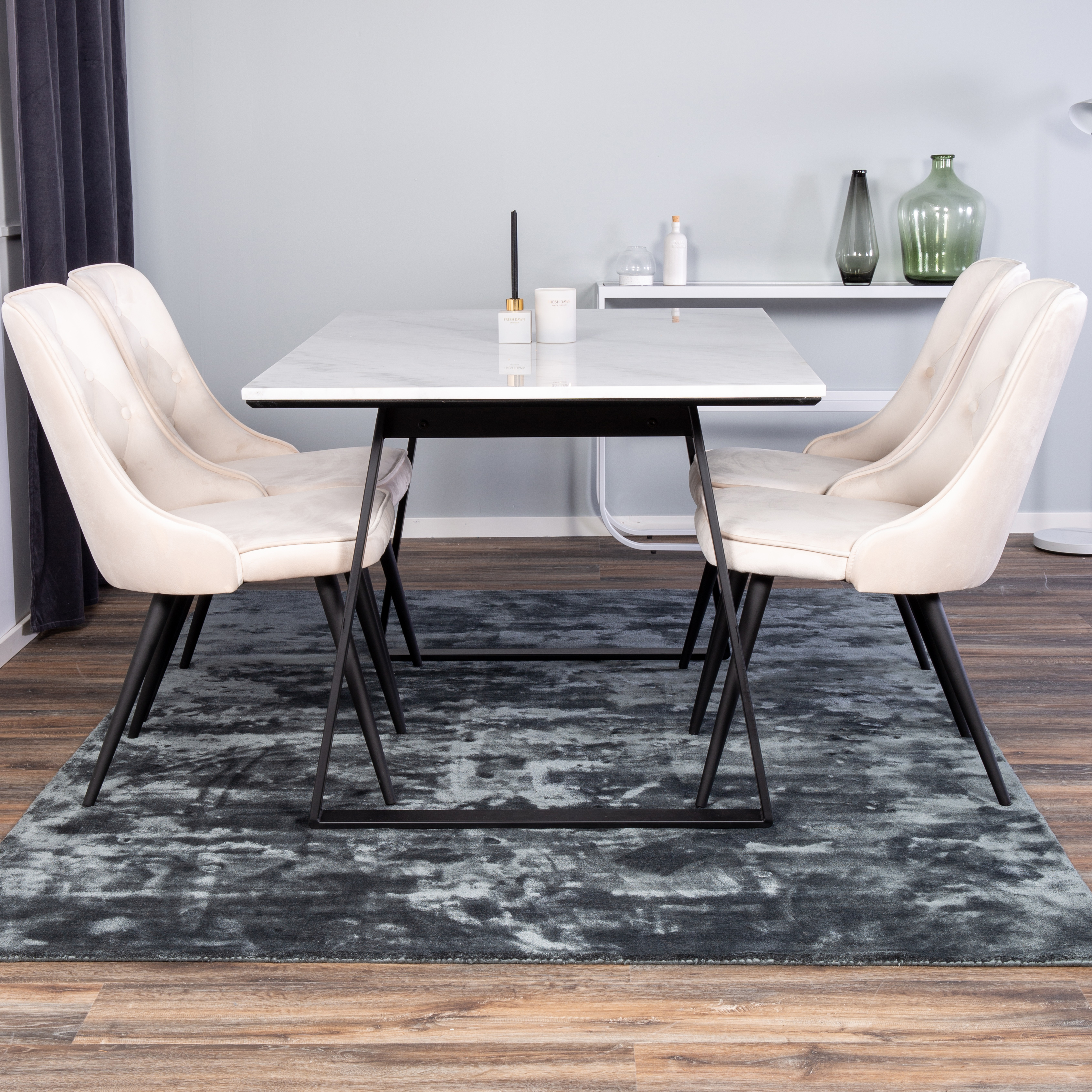 Spisegruppe Venture Home Estelle 140 med 4 Vera Stoler Fløyel