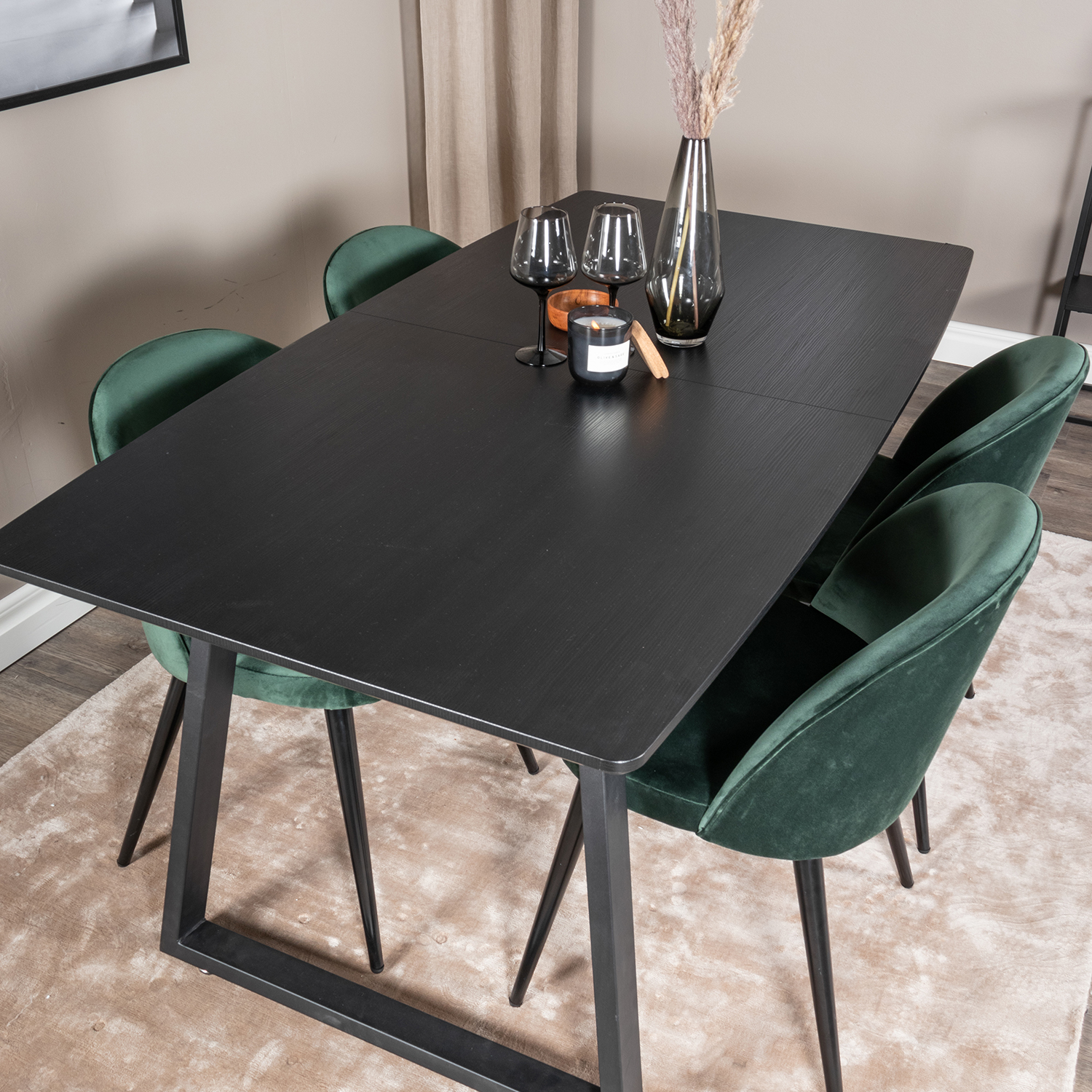 Spisegruppe Venture Home Ina med 4 Valentina Stoler Fløyel