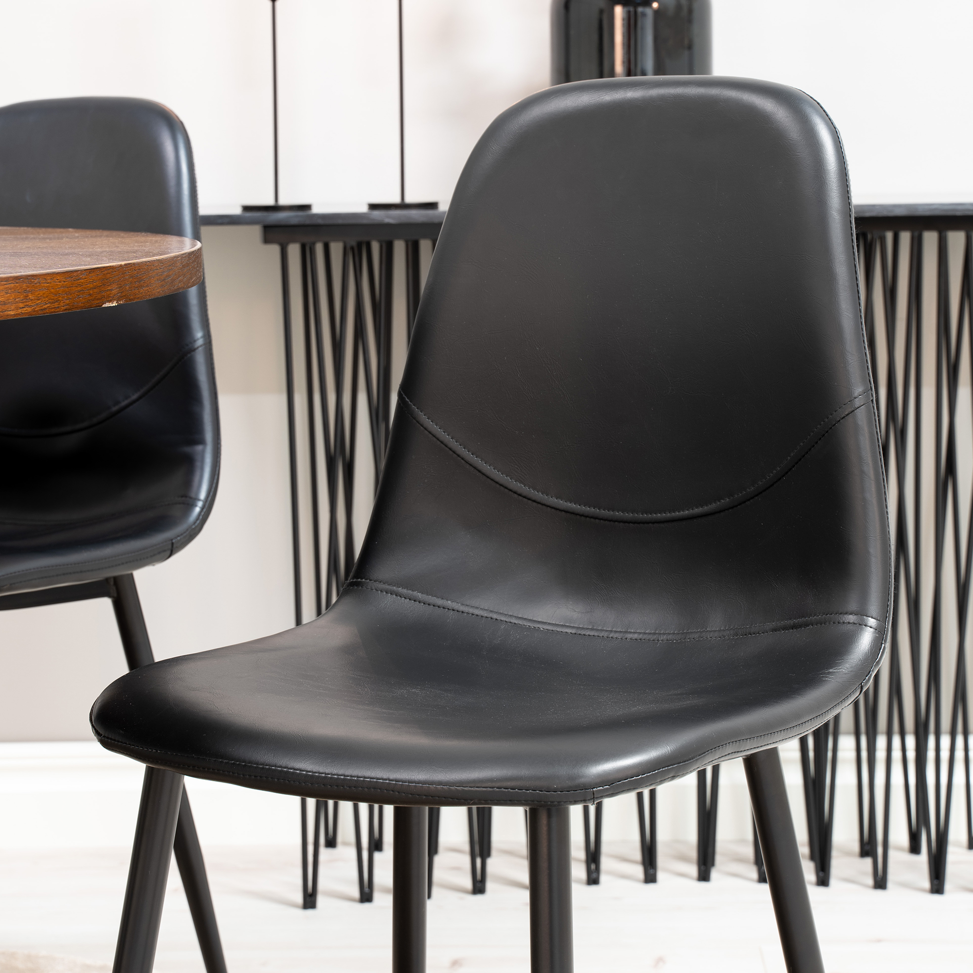Spisegruppe furniture/fashion Copenhagen med 6 Pobbie Kunstlær Stoler