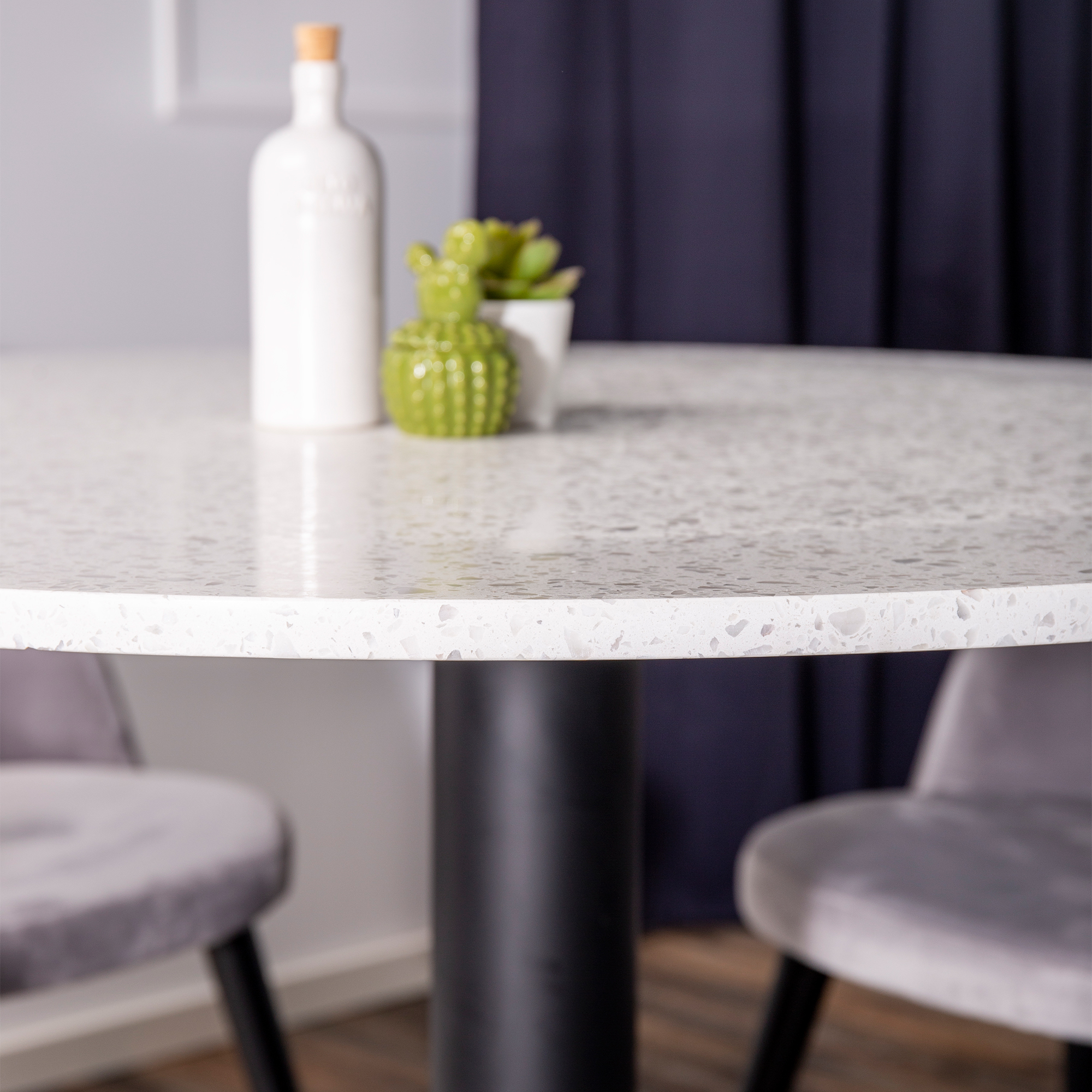 Razzia Table 106 White/Black+Velvet Black/Light grey seat4 Hvit Bord med Sort Bein, Lysegrå Stol med Sort Bein