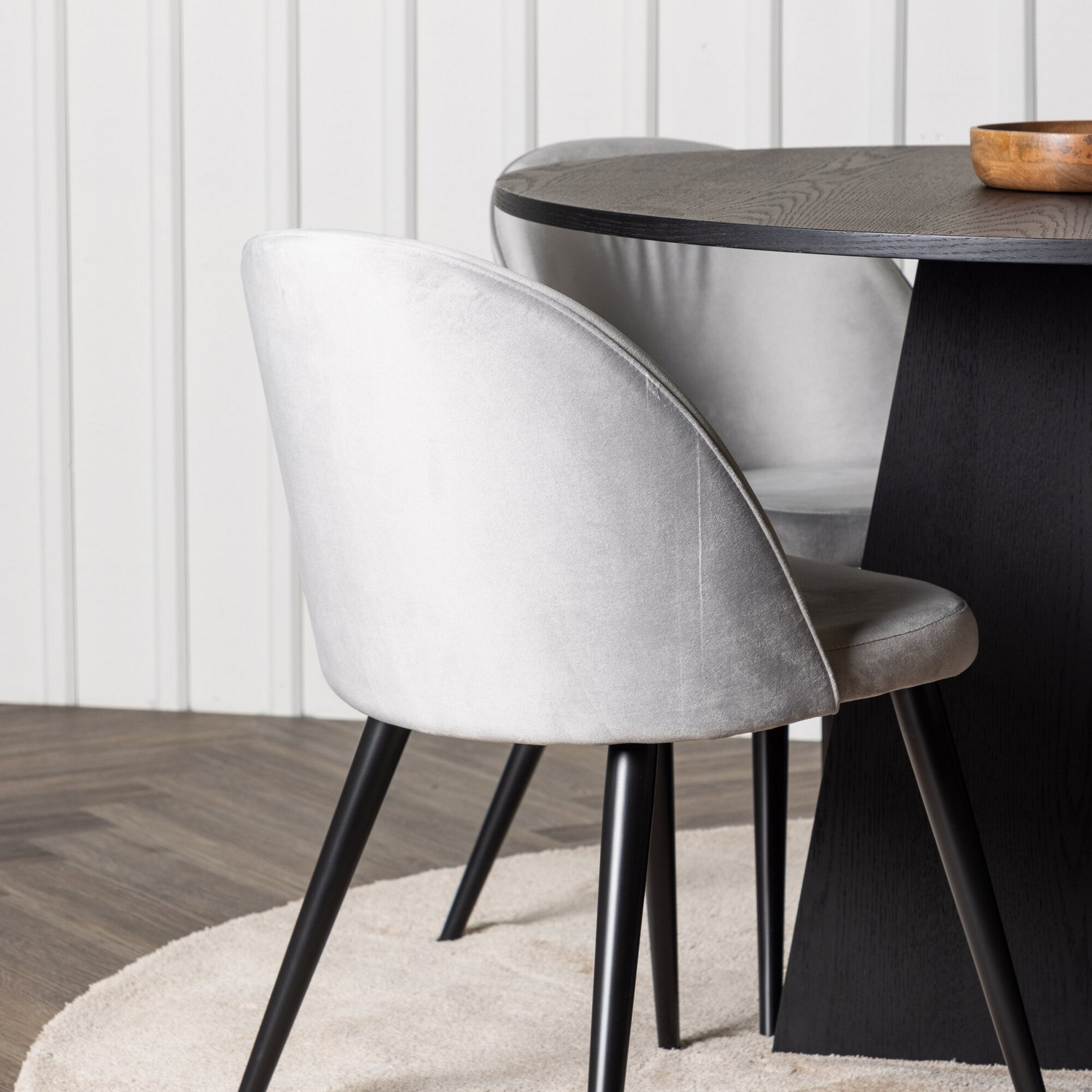 Spisegruppe Venture Home Bootcut Ø110 cm med 4 Velvet Stoler