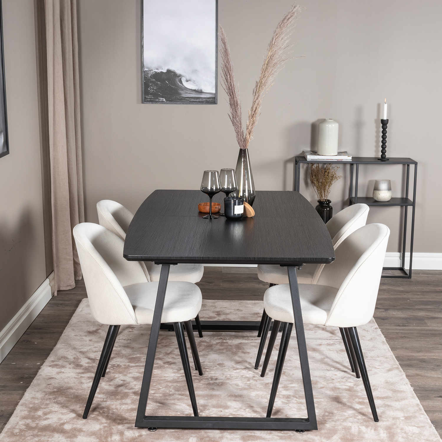 Spisegruppe Venture Home Ina med 4 Valentina Stoler Manchester