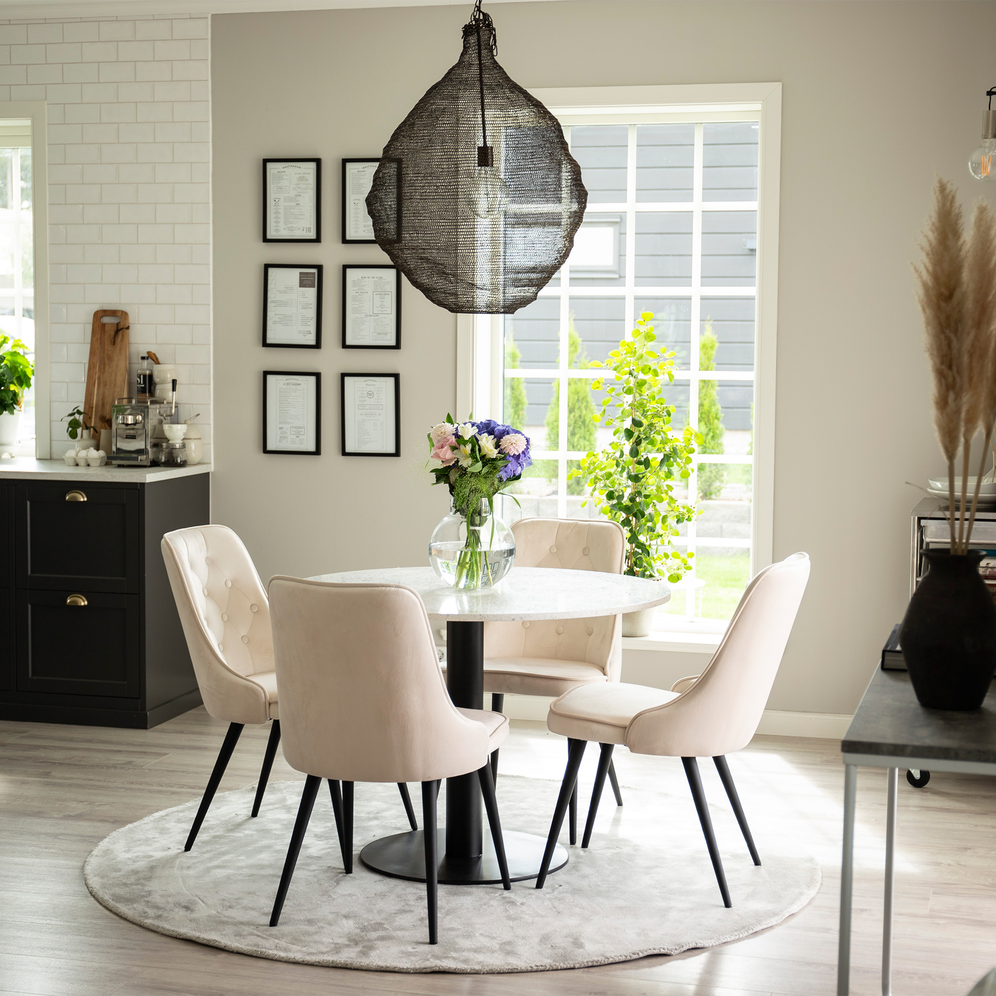 Spisegruppe Venture Home Roxanna HHvitBord med 4 Vera Stoler Fløyel