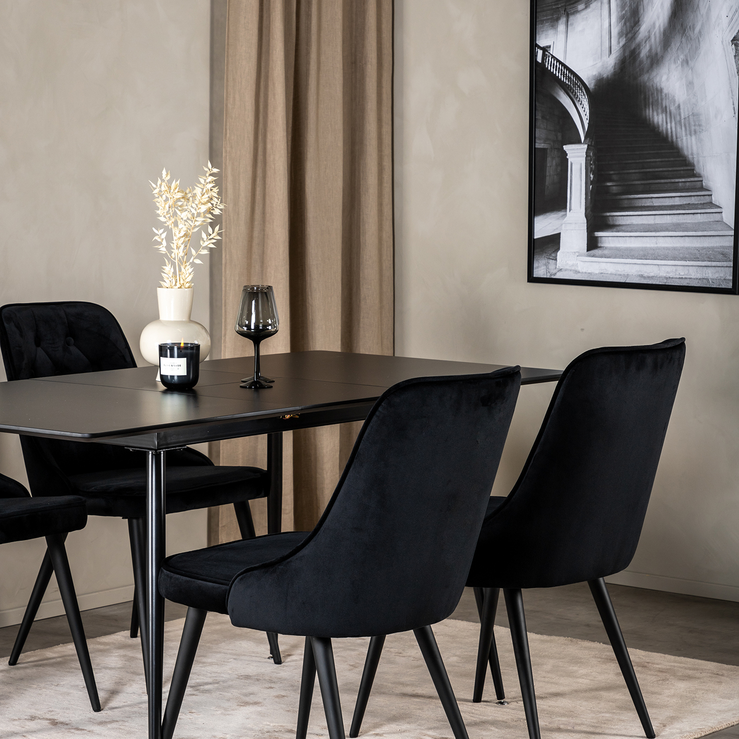 Spisegruppe Venture Home Silvia med Innleggsplate og 4 Vera Stoler Fløyel