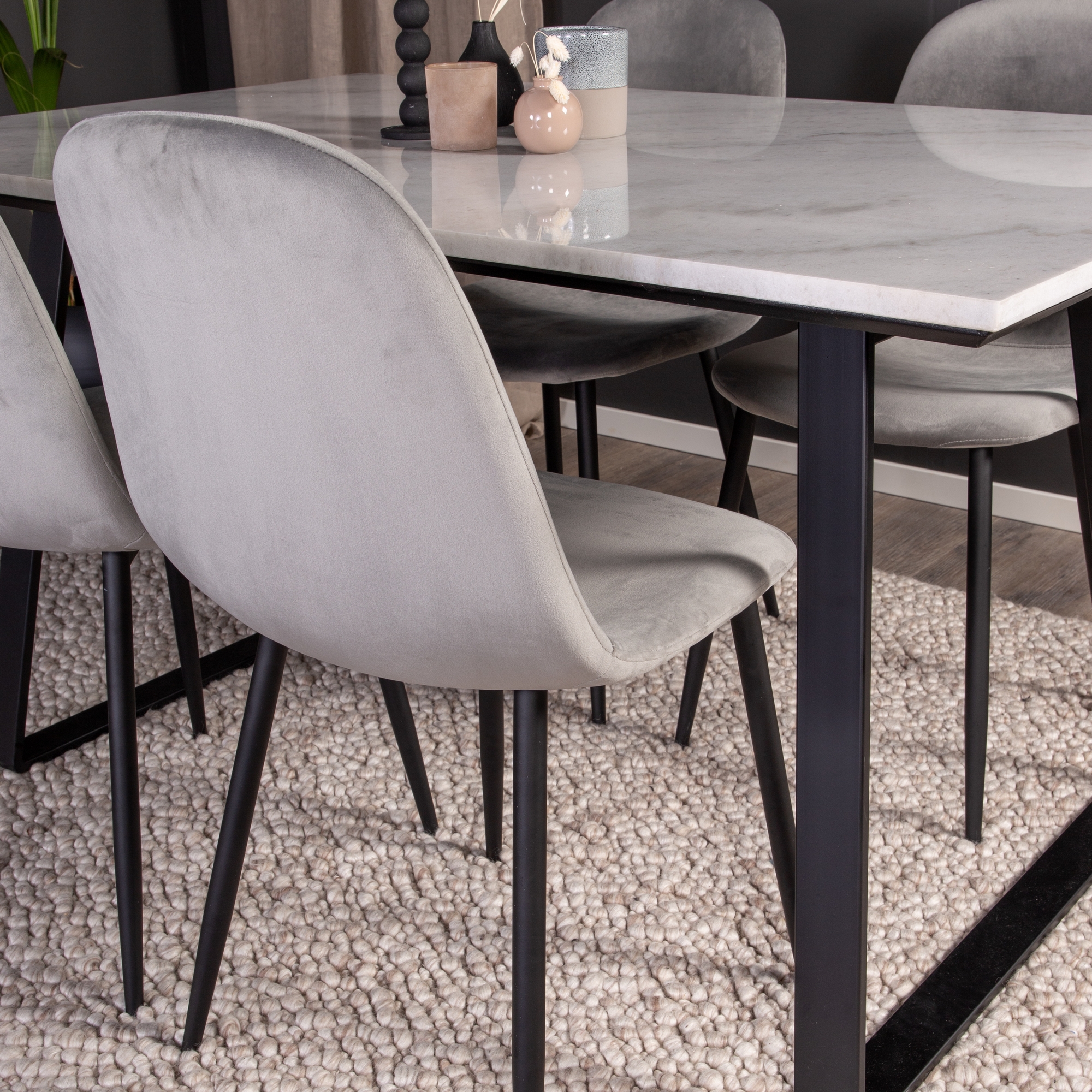 Spisegruppe Venture Home Estelle 140 med 4 Pobbie Stoler Fløyel