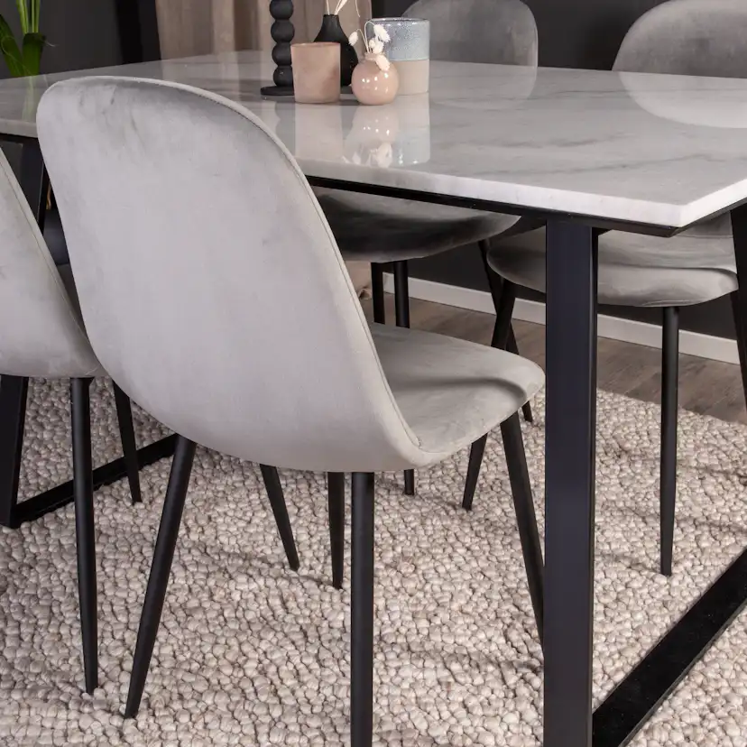 Spisegruppe Venture Home Estelle 140 med 4 Pobbie Stoler Fløyel
