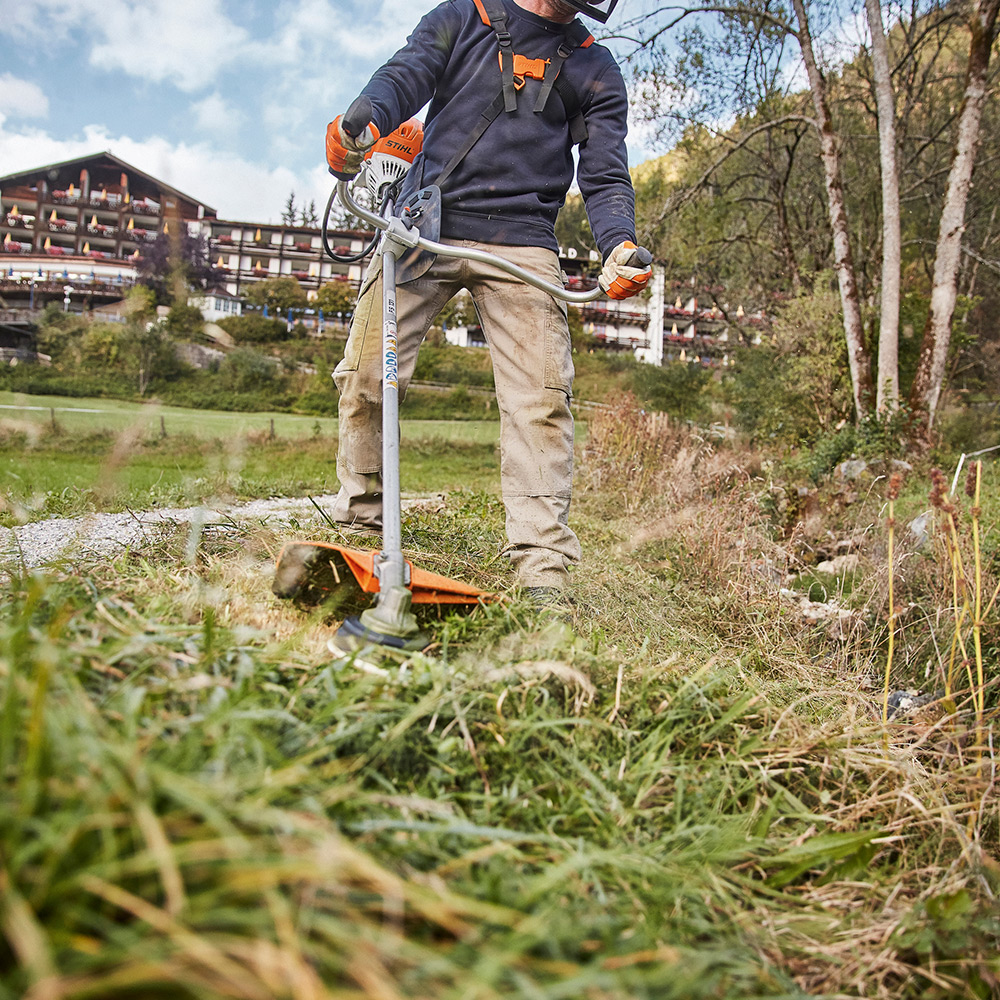 Ryddesag STIHL FS 131 inkl Sele og Tre Skjæreutstyr