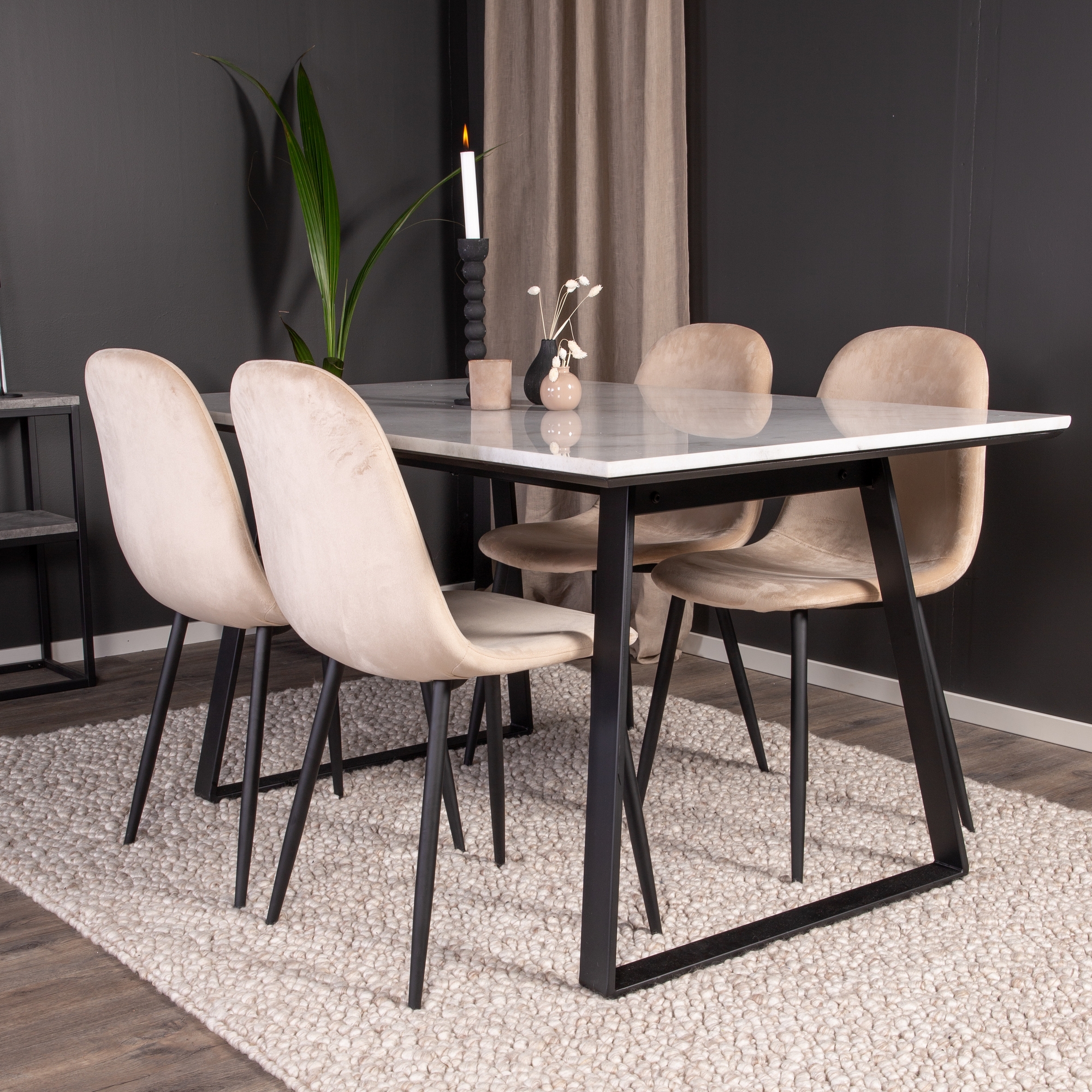 Spisegruppe Venture Home Estelle 140 med 4 Pobbie Stoler Fløyel