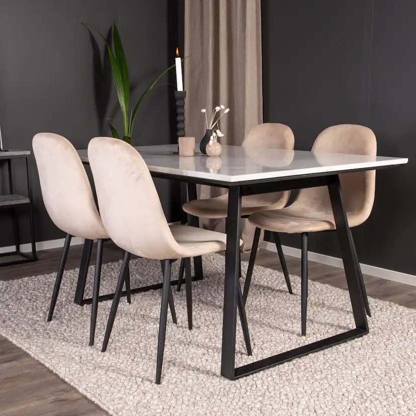 Spisegruppe Venture Home Estelle 140 med 4 Pobbie Stoler Fløyel