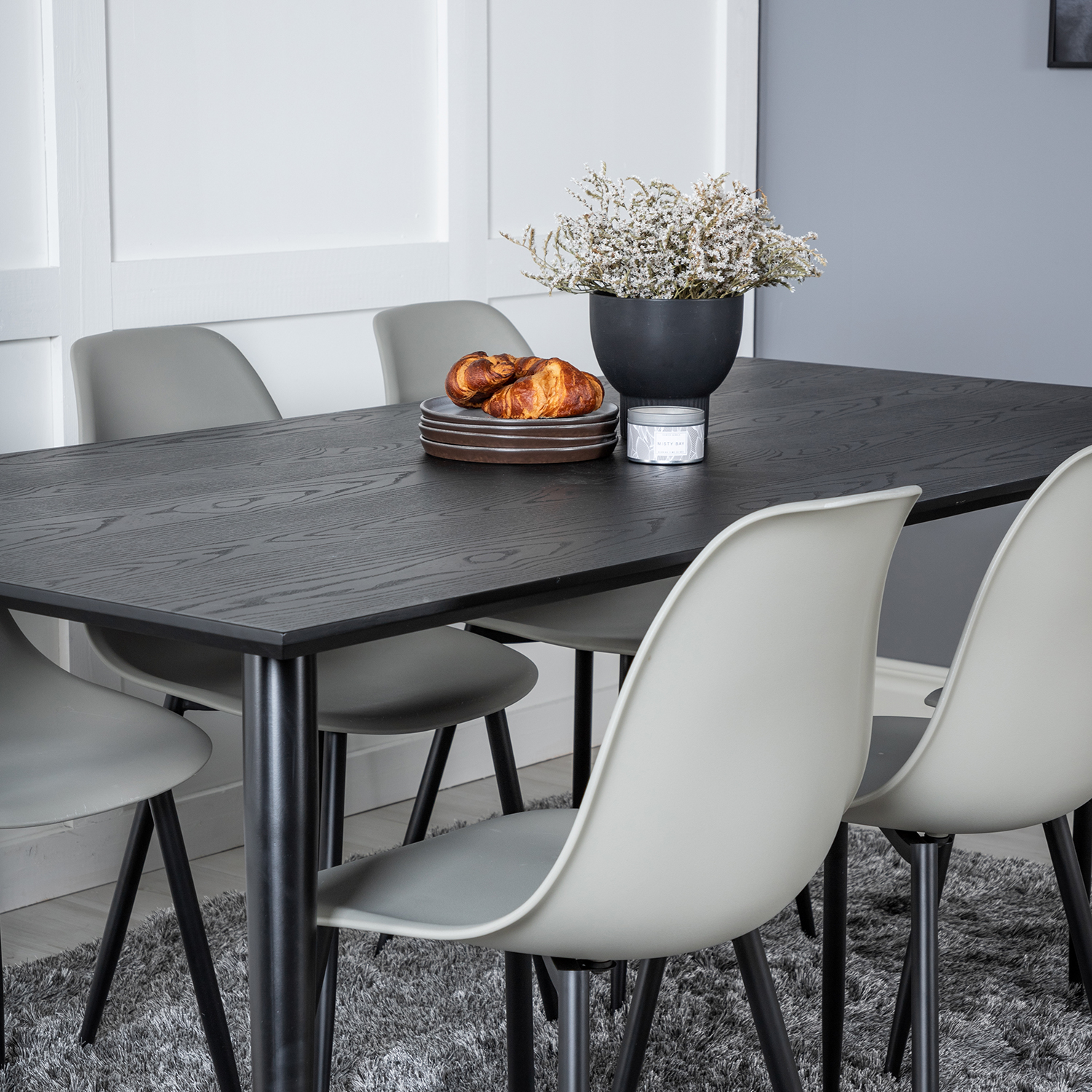DippTable -Black Brass+Polar Chair Grey Plastic_6 Sort/Messing/Grå
