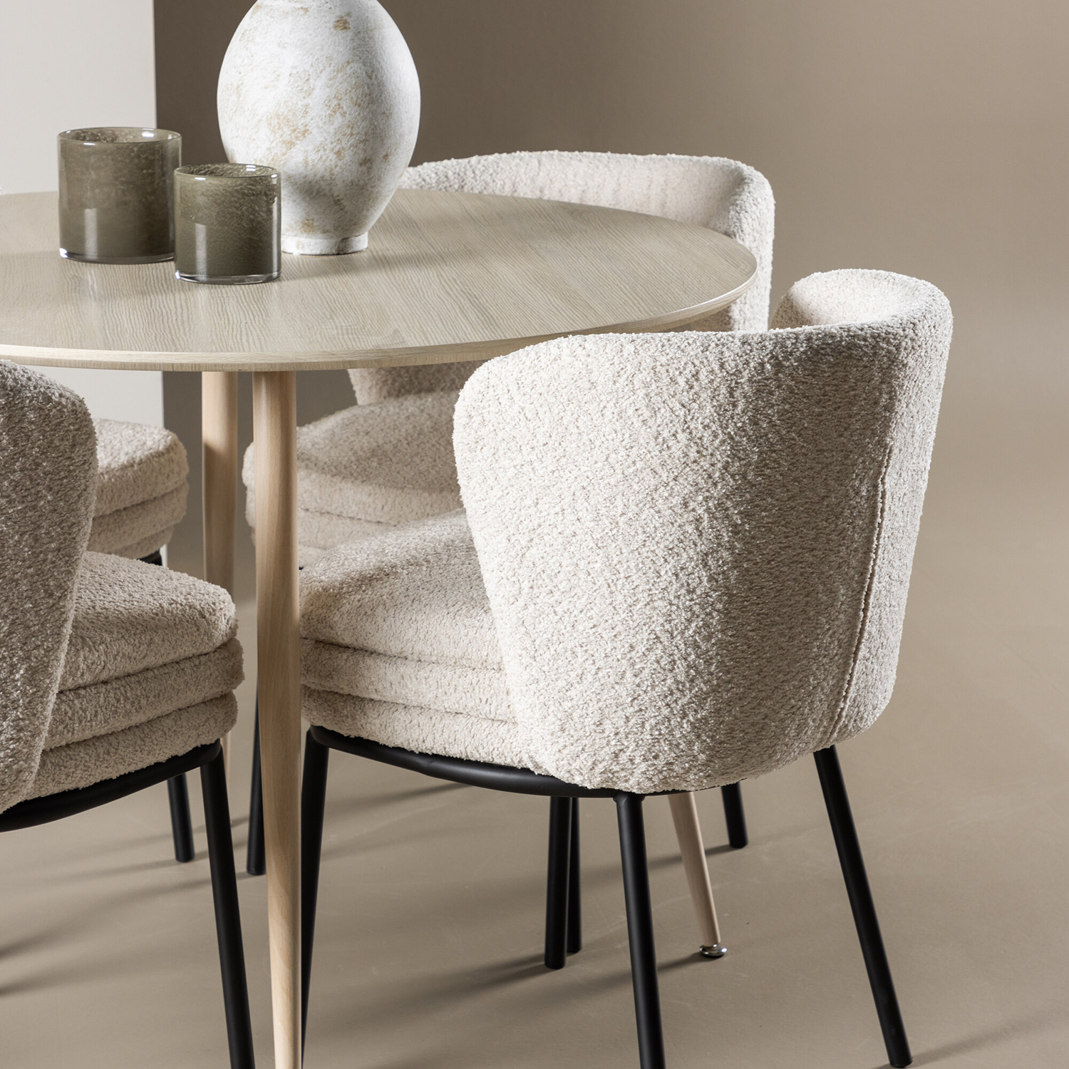 Spisegruppe Venture Home Plaza Ø100 med 4 stk Agnes Stoler