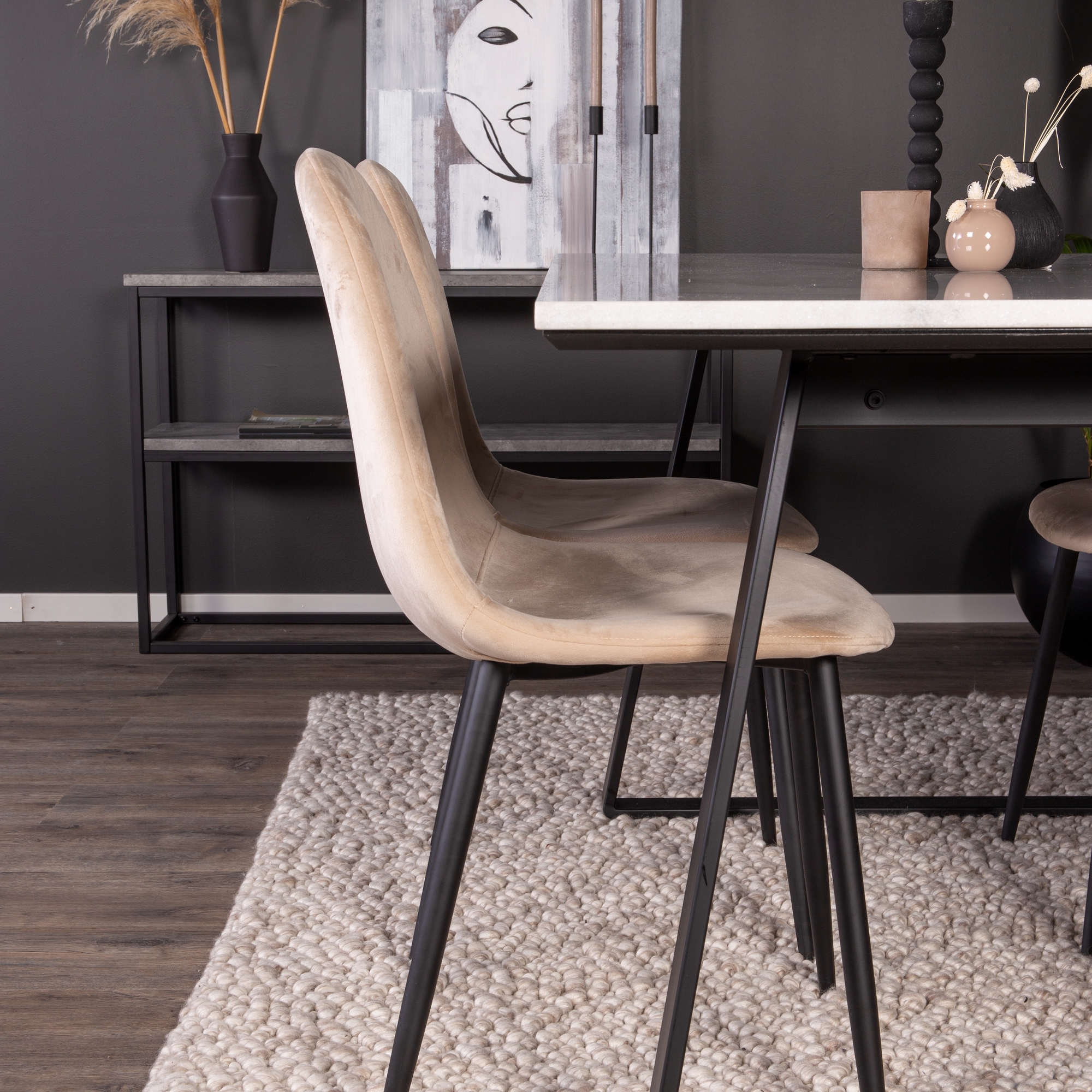 Spisegruppe Venture Home Estelle 140 med 4 Pobbie Stoler Fløyel