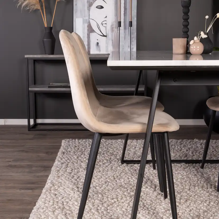 Spisegruppe Venture Home Estelle 140 med 4 Pobbie Stoler Fløyel